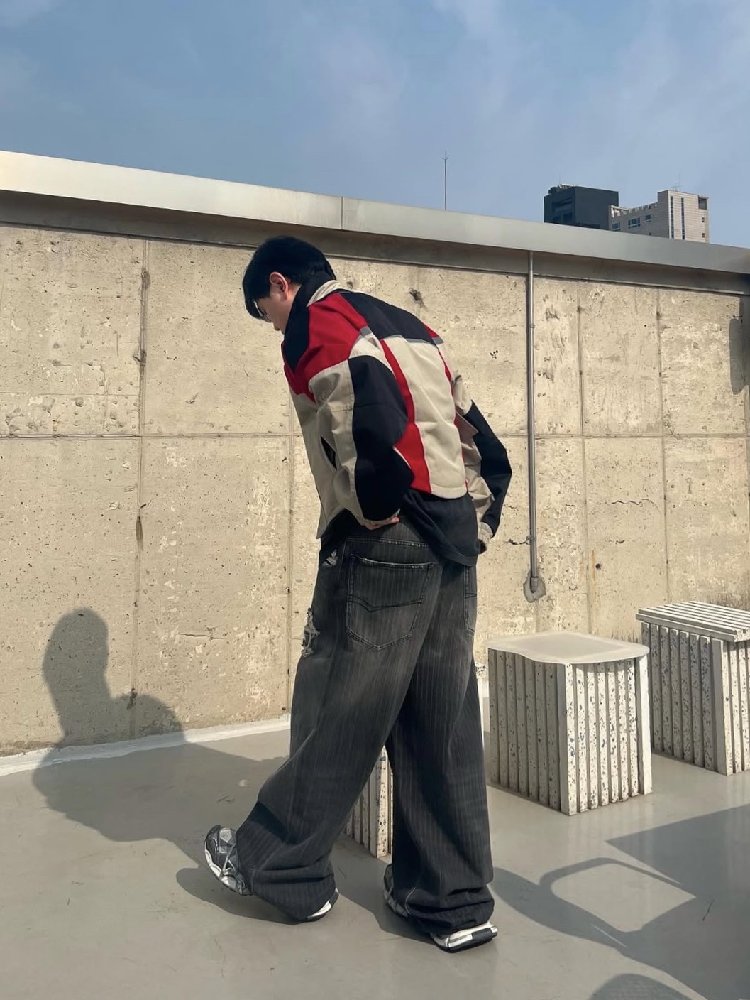 Balenciaga 3XL Sneakers Grey White Red 착용 스타일