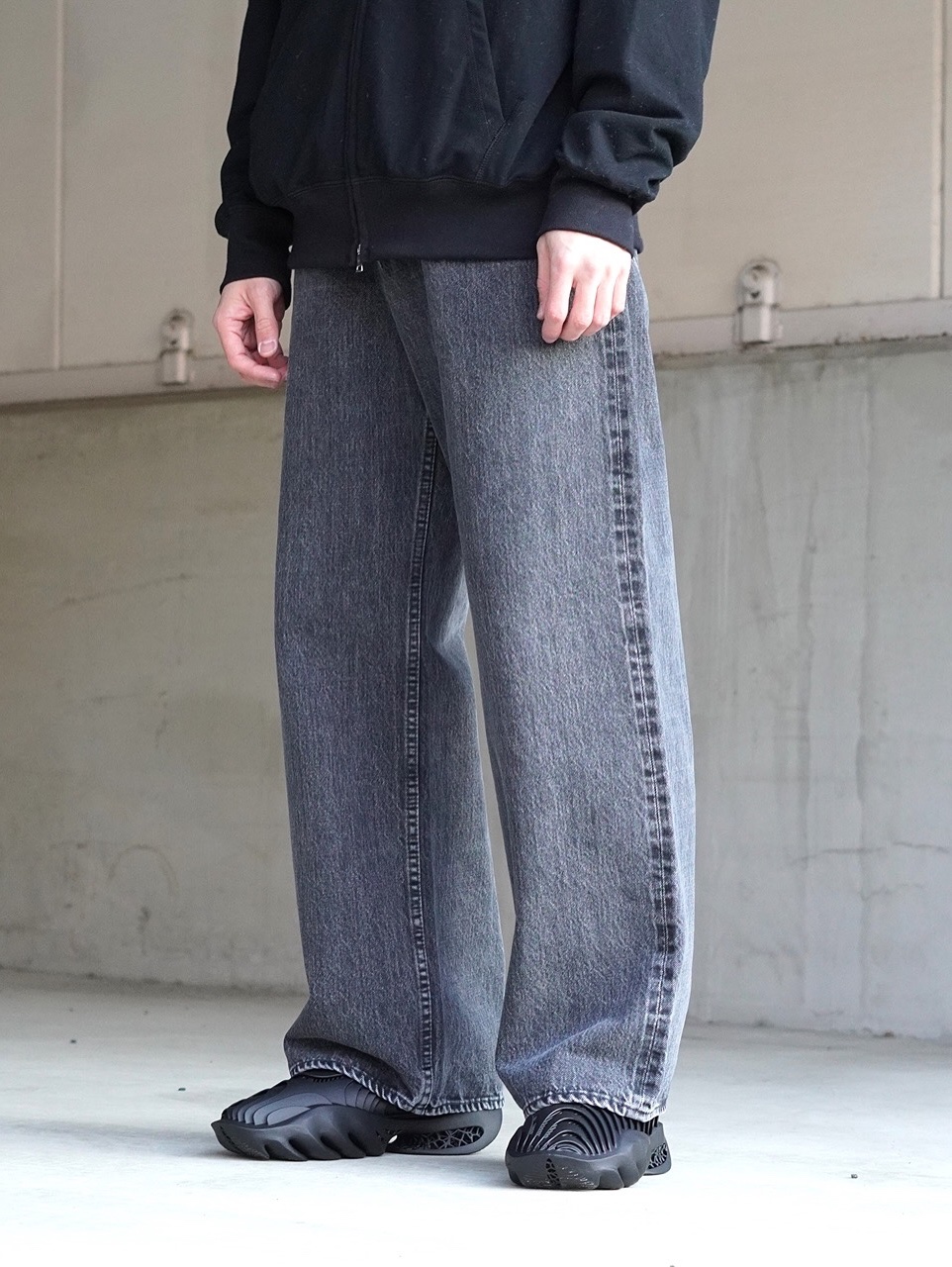 Aliveform Stratum Fang Charcoal - 25SS 착용 스타일 - 1