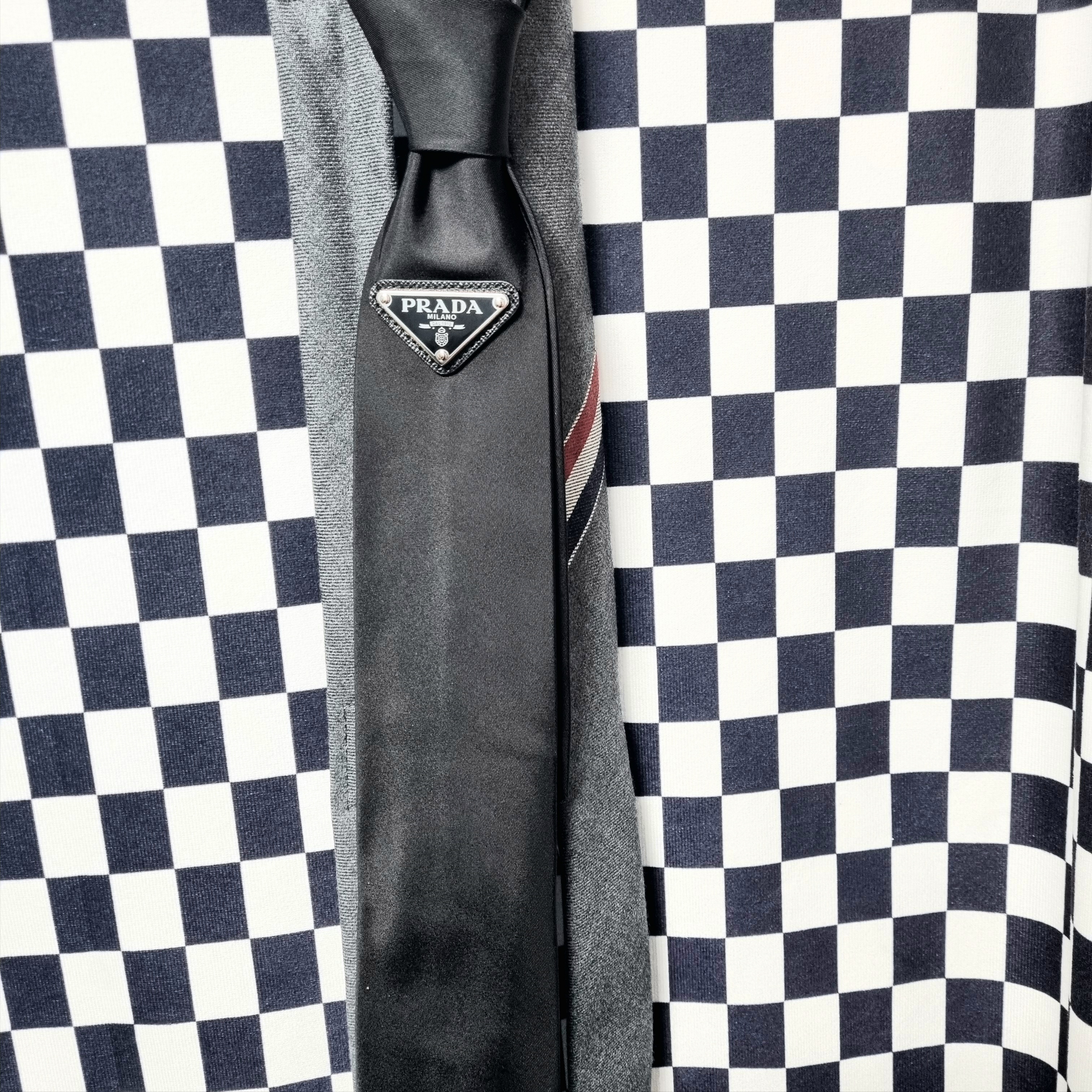 Prada Re-Nylon Gabardine Tie Black 착용 스타일 - 2
