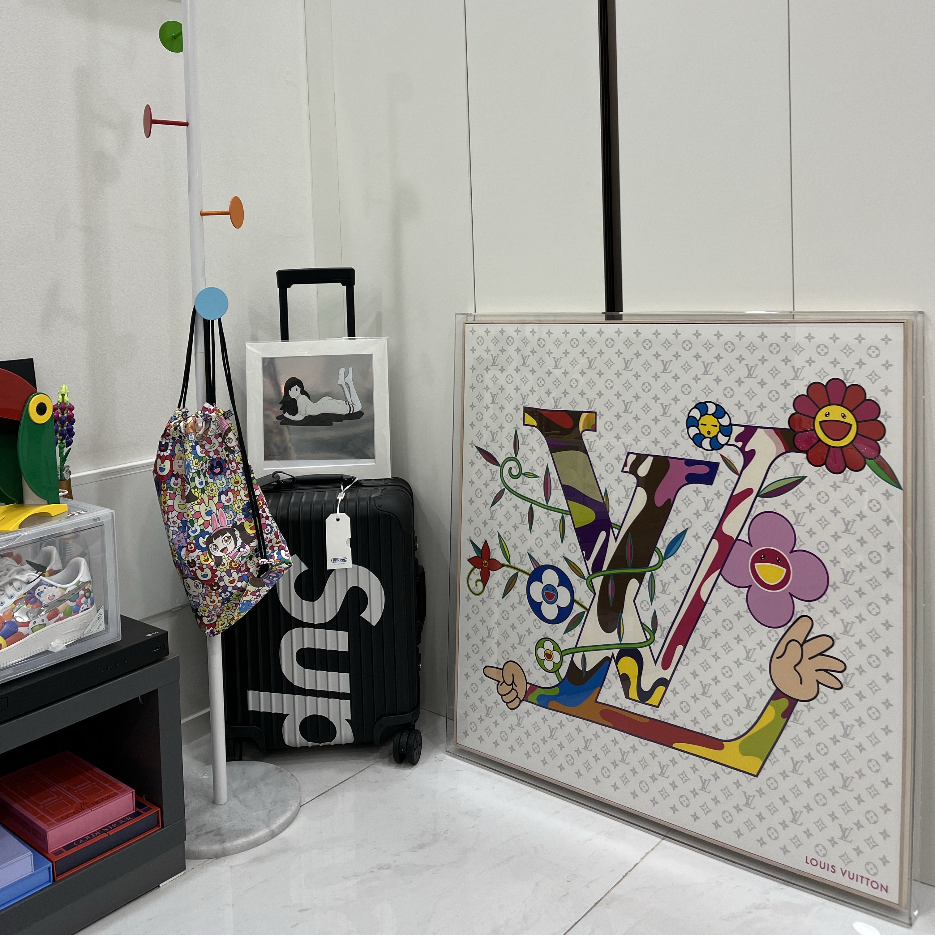 Louis Vuitton x Murakami Takashi Monogram Superflat Square 90 White, Nike x RTFKT Air Force 1 Low Murakami Drip (4182 Limited) 착용 스타일
