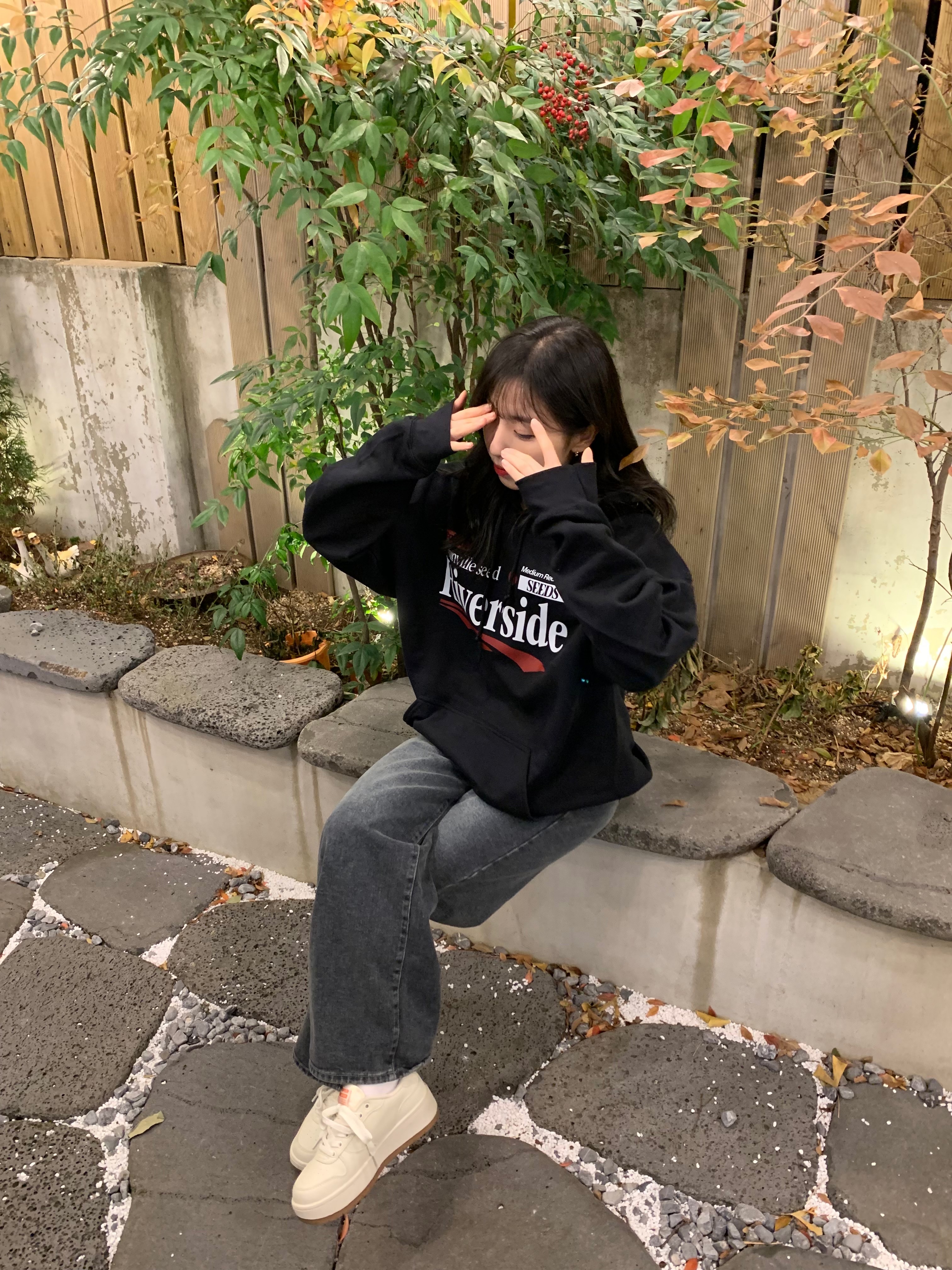 Gildan X EMEM Riverside Hoodie Black 착용 스타일 - 4