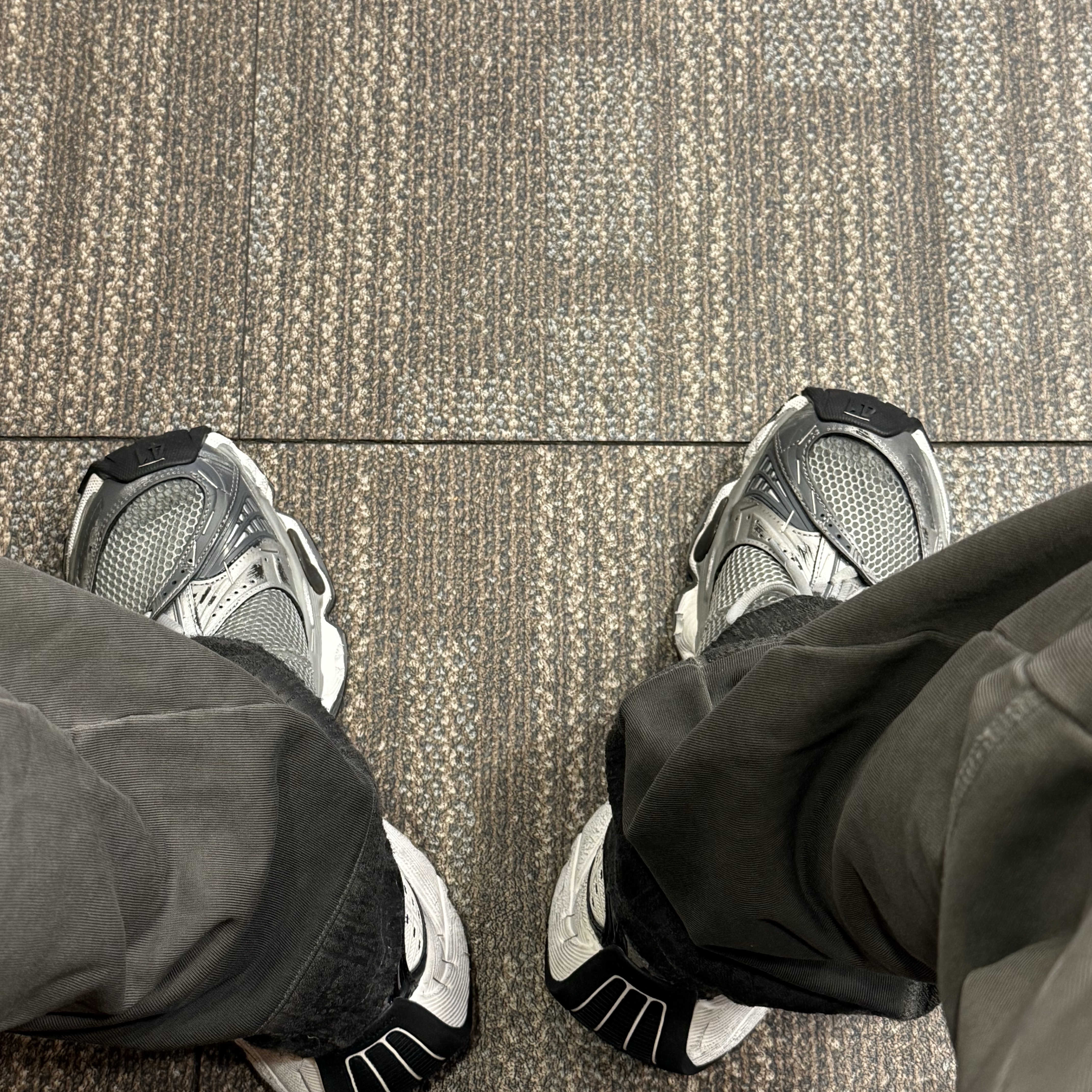 Balenciaga Stapler Sneaker Silver Grey 착용 스타일 - 1