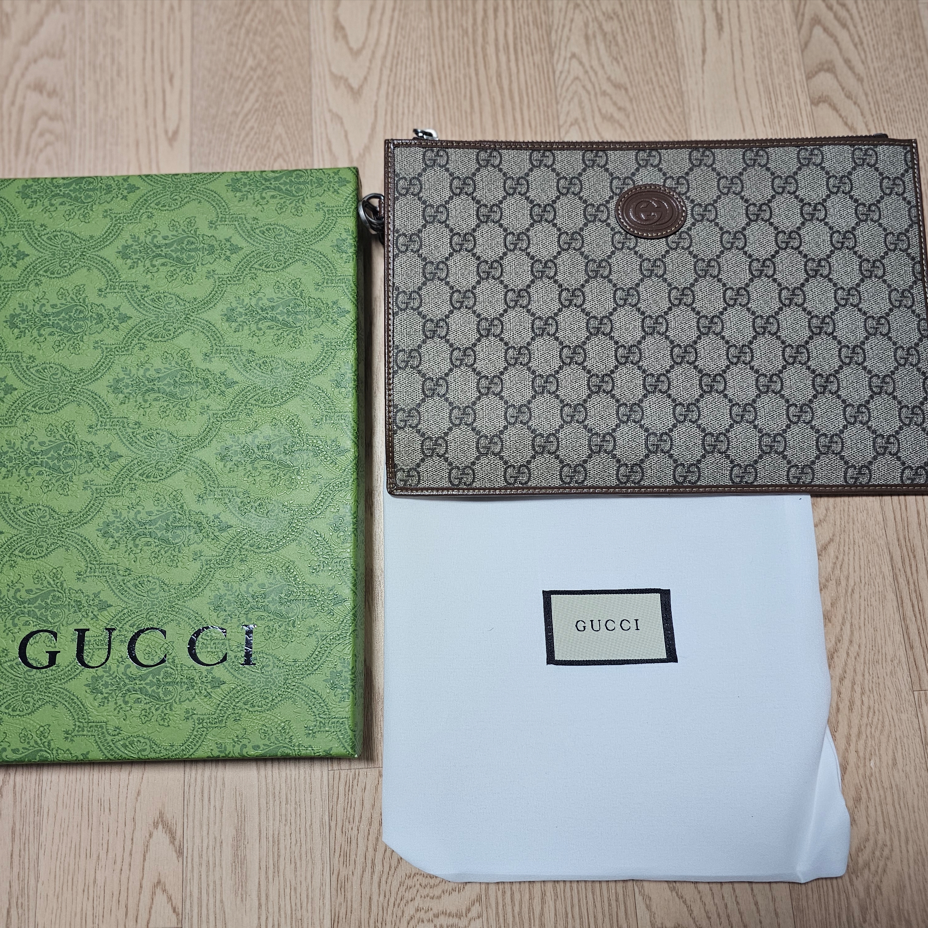 Gucci Interlocking G Crossbody Bag Beige Ebony Supreme 착용 스타일