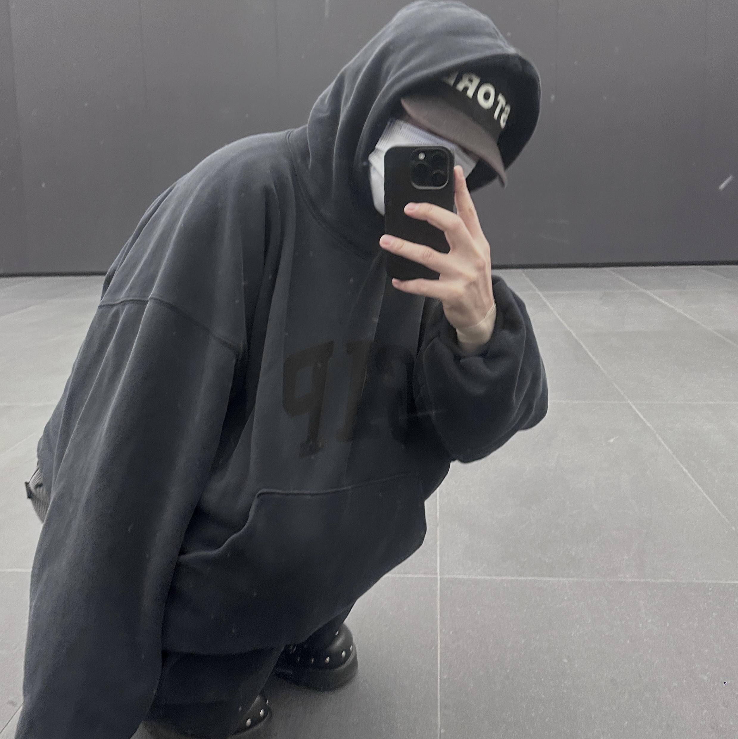 Yeezy Gap Engineered By Balenciaga Dove Hoodie Washed Black 착용 스타일