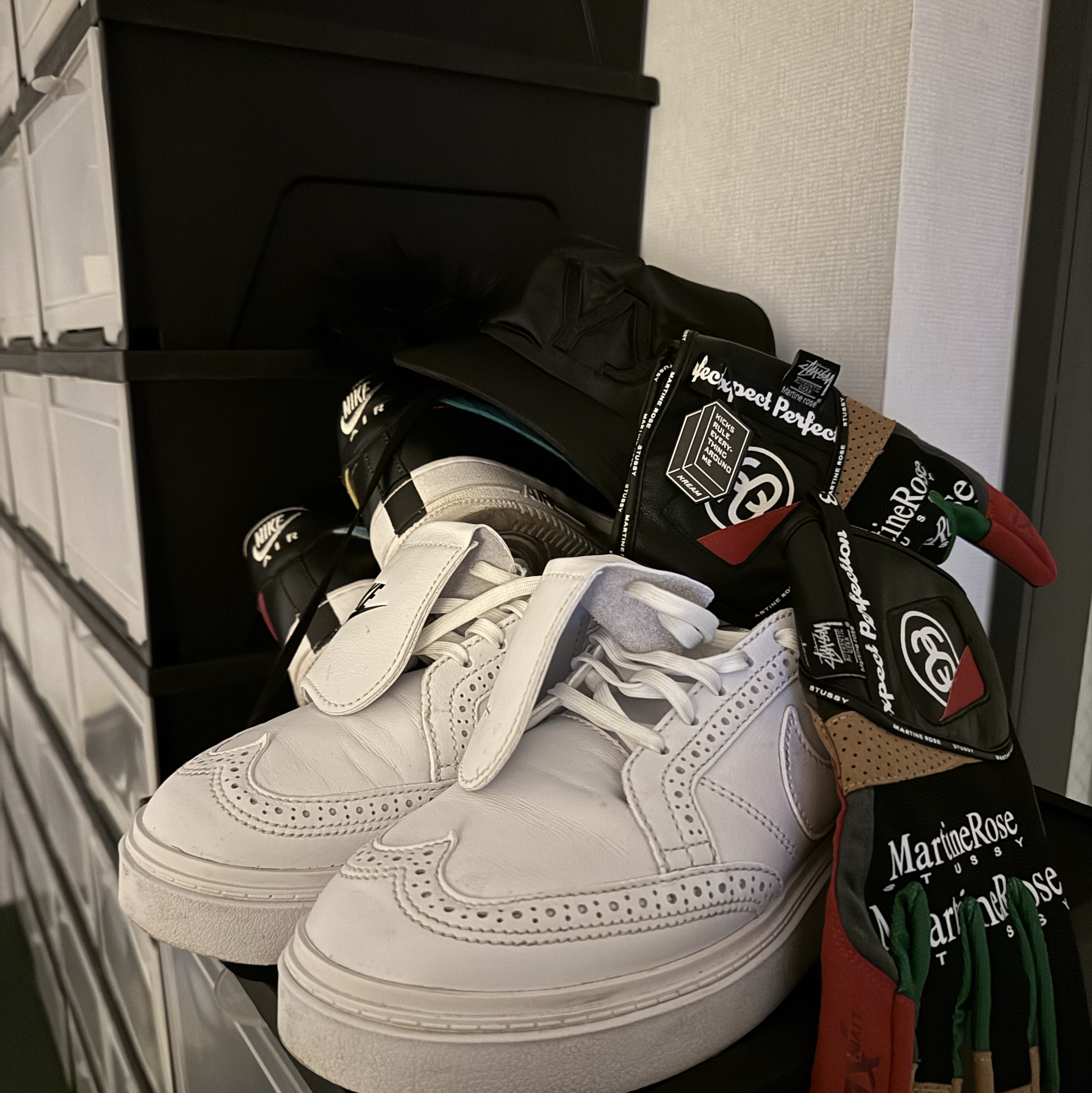 Nike x Peaceminusone Kwondo1 White, Stussy x Martine Rose Driving Gloves 착용 스타일 - 1