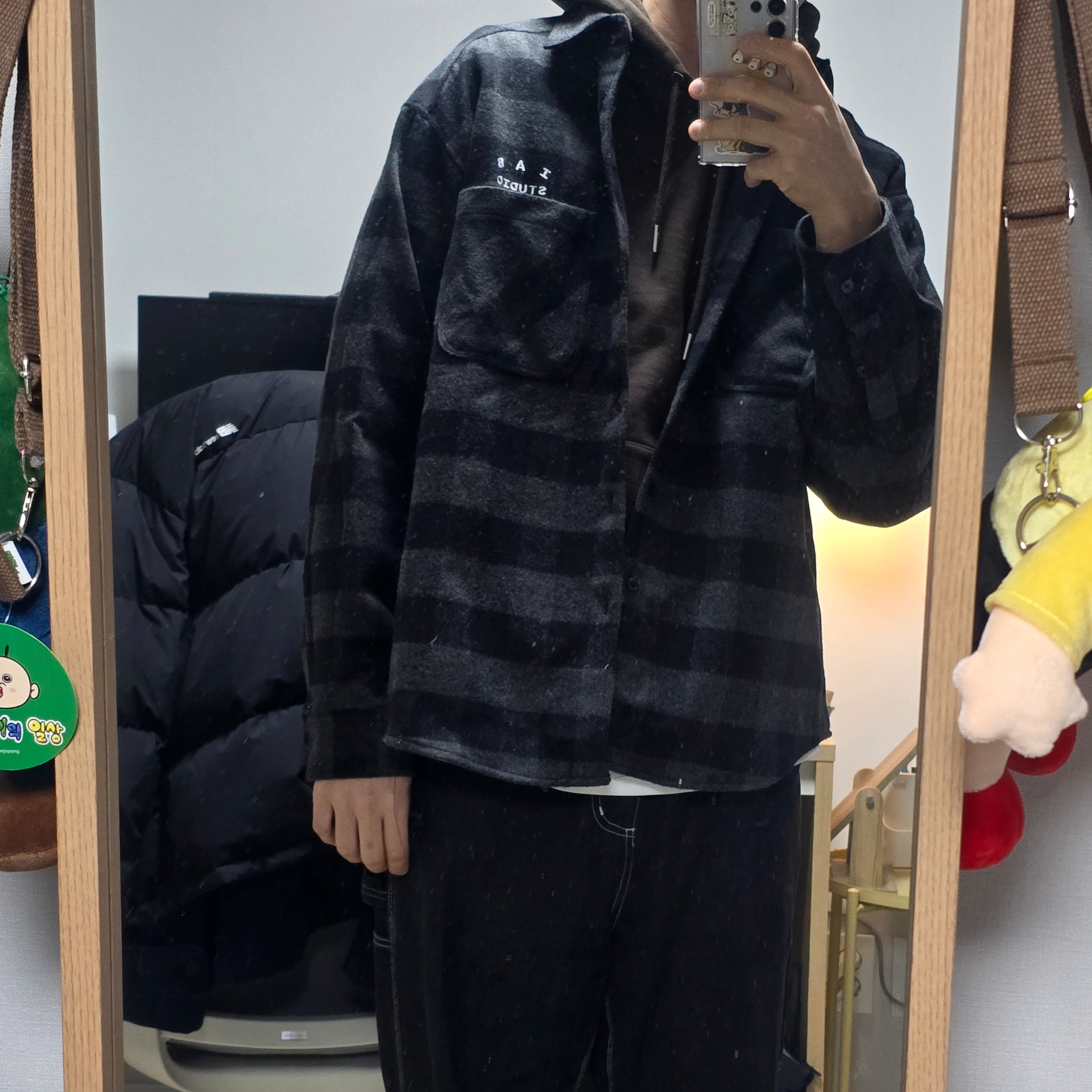 IAB Studio Gingham Check Shirt Black White 착용 스타일 - 3