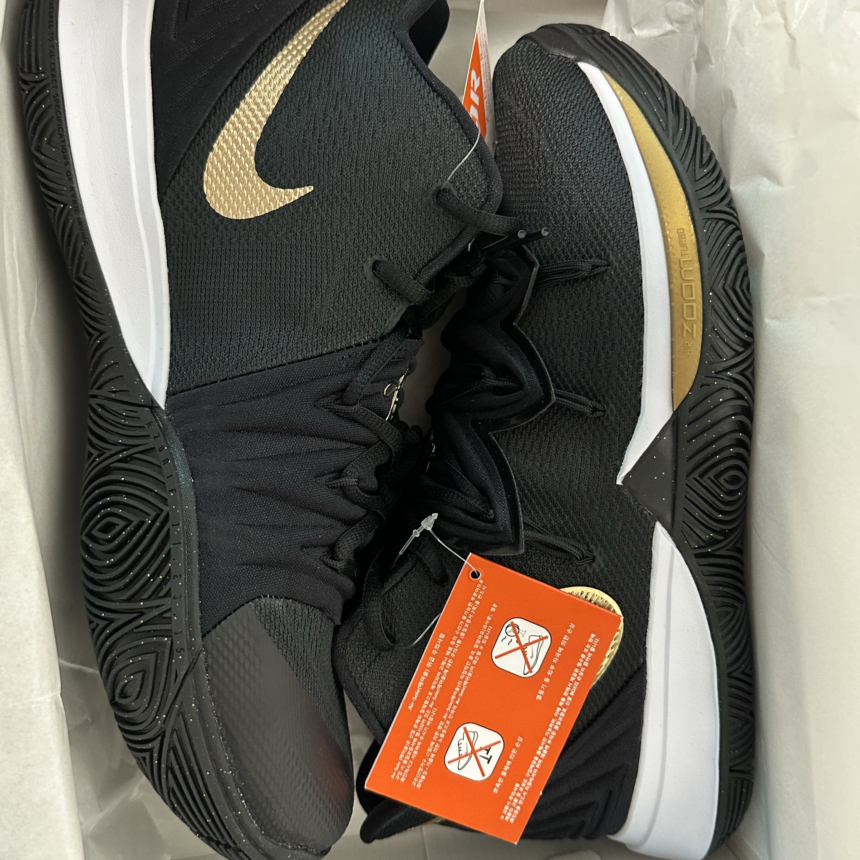 Nike Kyrie 5 EP Black Metallic Gold 착용 스타일