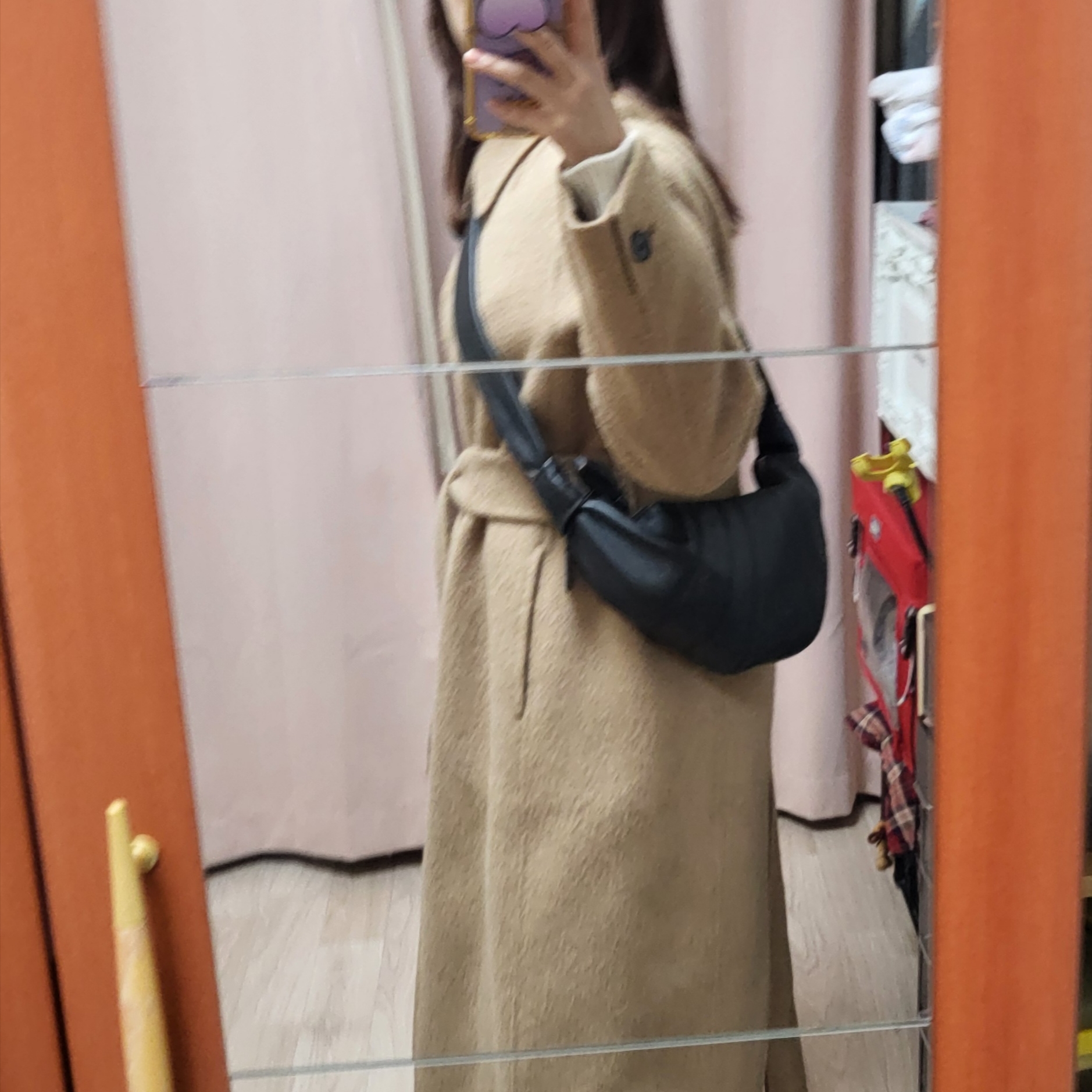Lemaire Small Croissant Bag Soft Nappa Leather Black 착용 스타일 - 3