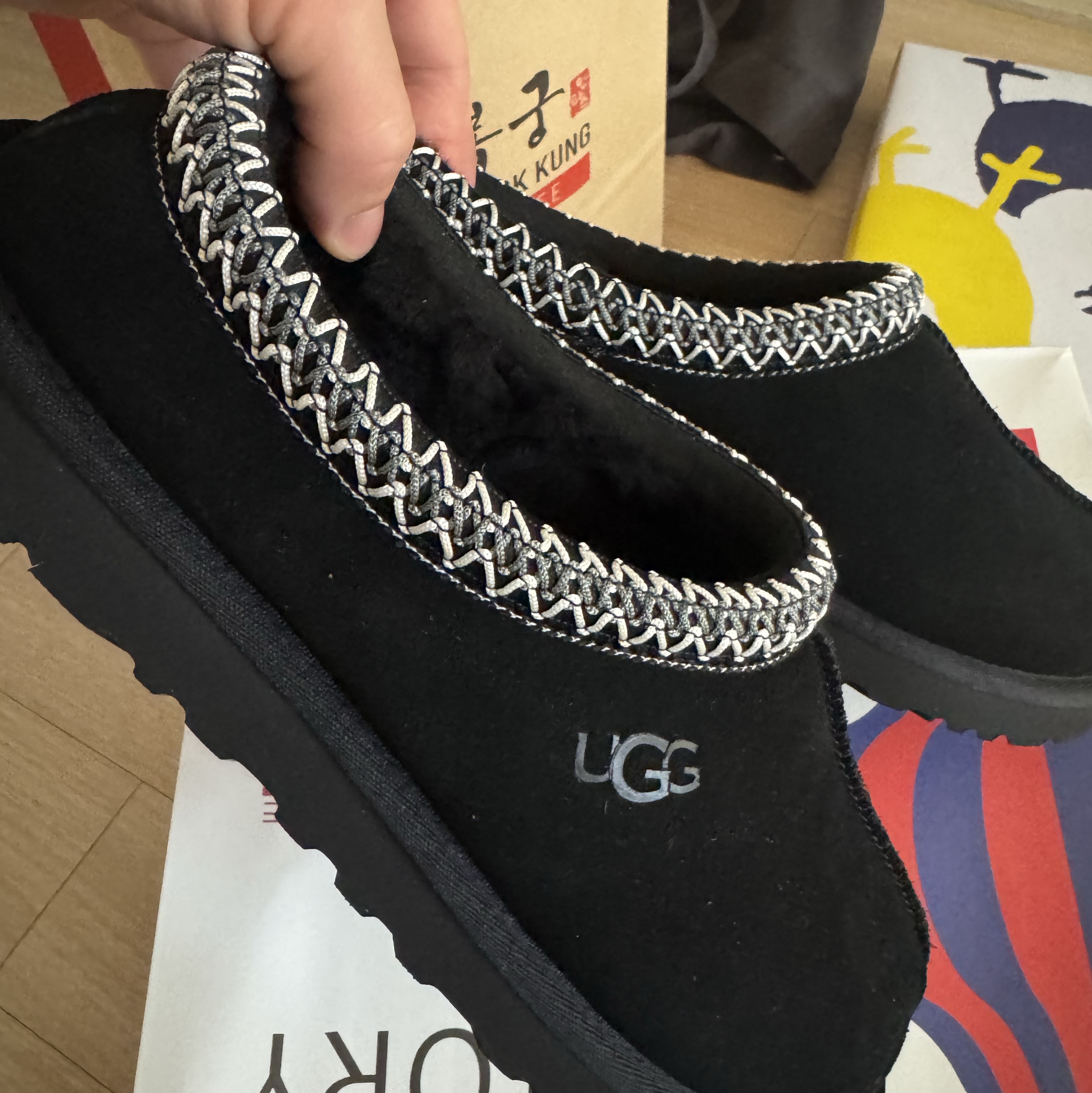 UGG Tasman Black 착용 스타일