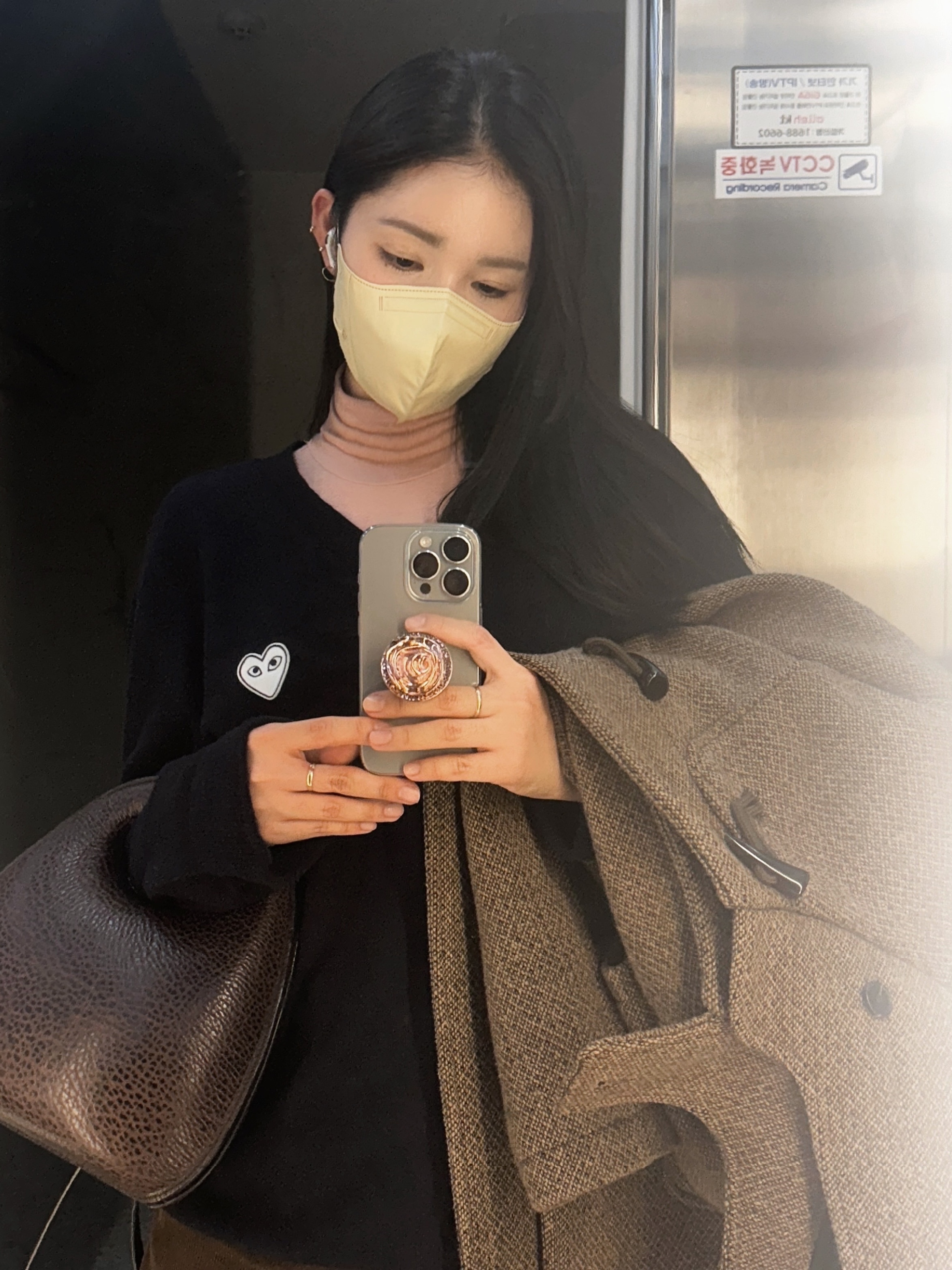 Play Comme des Garcons White Heart Knit Cardigan Navy, Lemaire Egg Bag Vegetable-Tanned Leather Black 착용 스타일 - 2