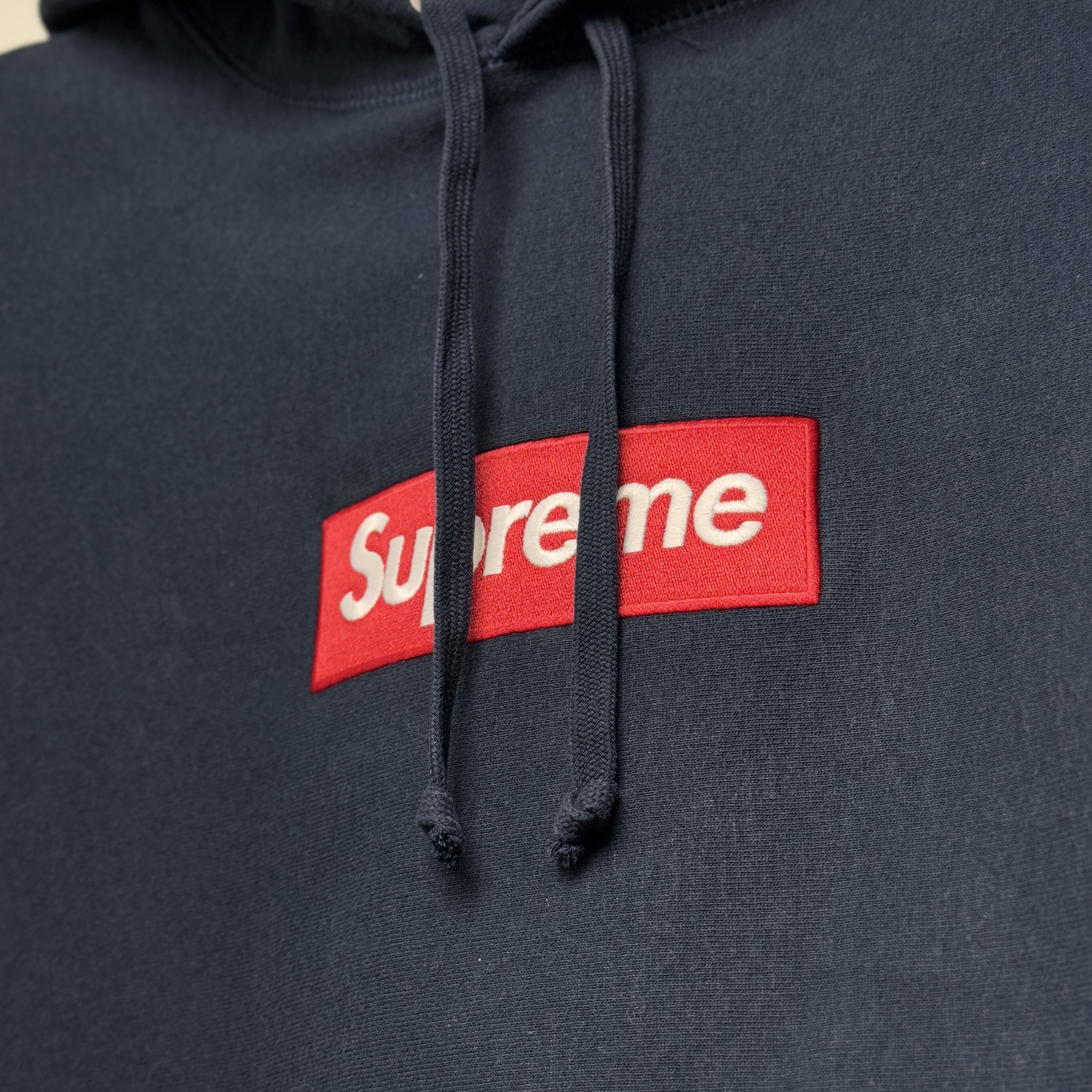 Supreme Box Logo Hooded Sweatshirt Navy - 24FW 착용 스타일 - 2