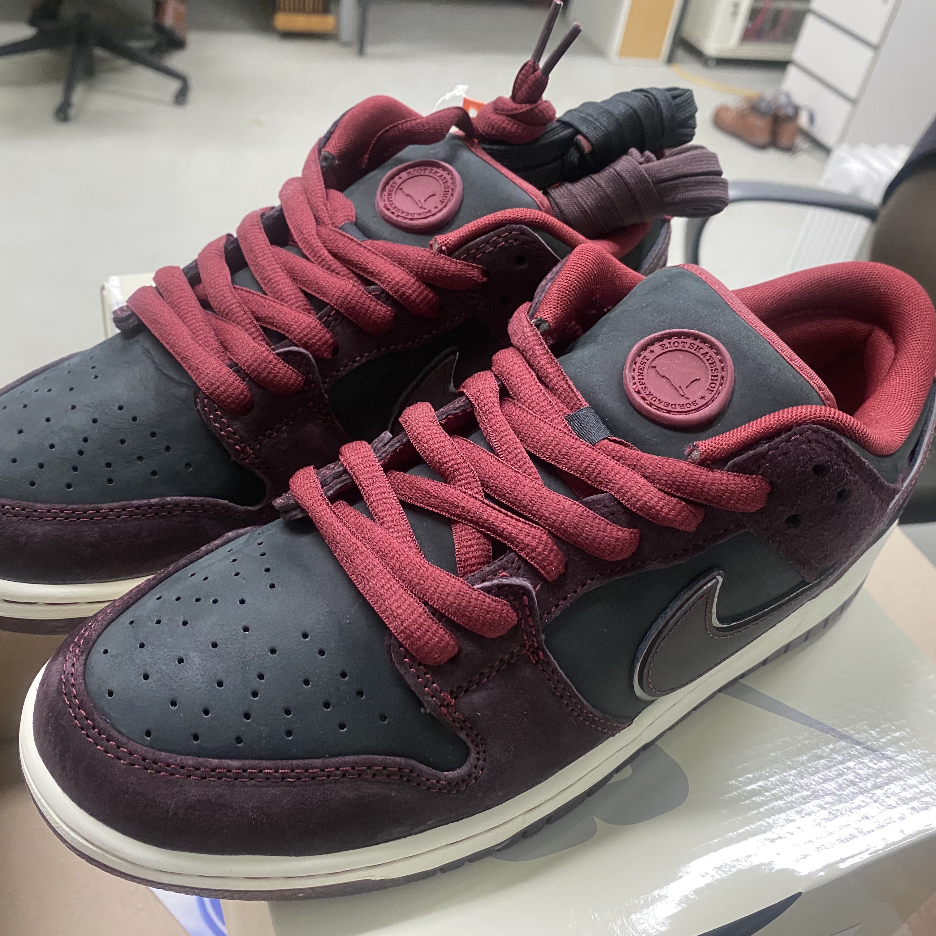 Nike x Riot Skateshop SB Dunk Low Pro Mahogany and Team Red 착용 스타일 - 2