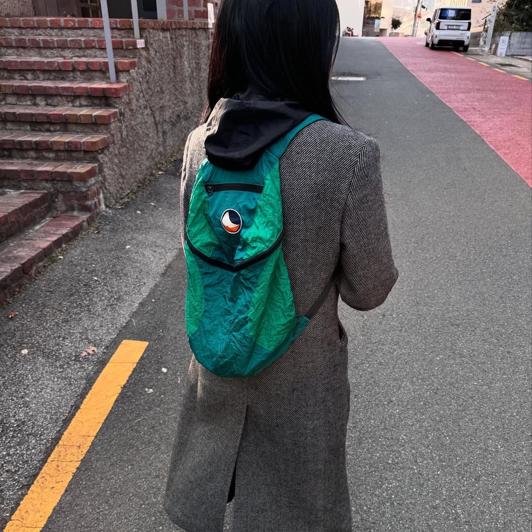 Ticket To The Moon Mini Backpack 15L Emerald Green 착용 스타일 - 1