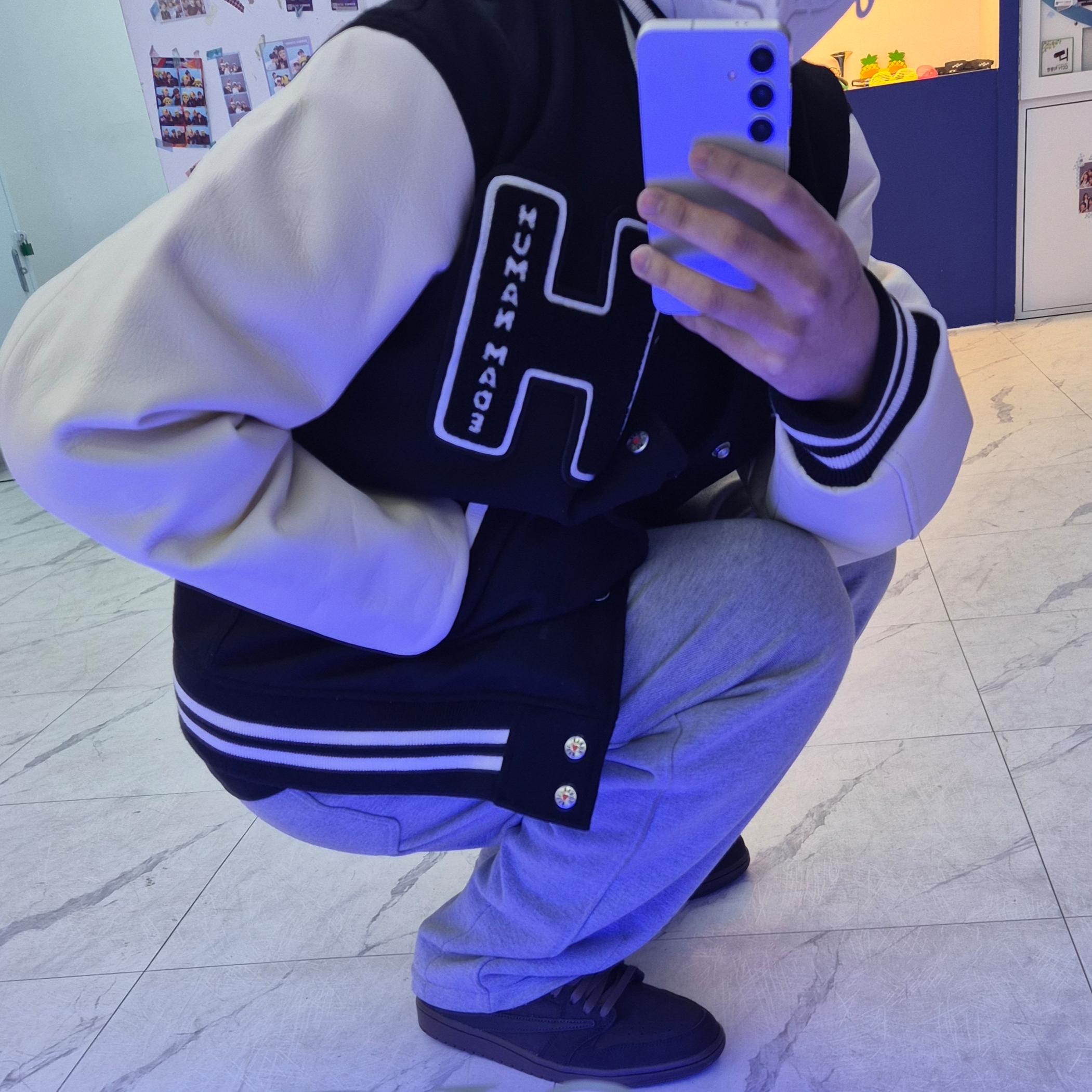 Human Made Graphic Varsity Jacket Black - Seoul Store Exclusive, Jordan 1 x Travis Scott Retro Low OG SP Velvet Brown and Dark Mocha 착용 스타일 - 1