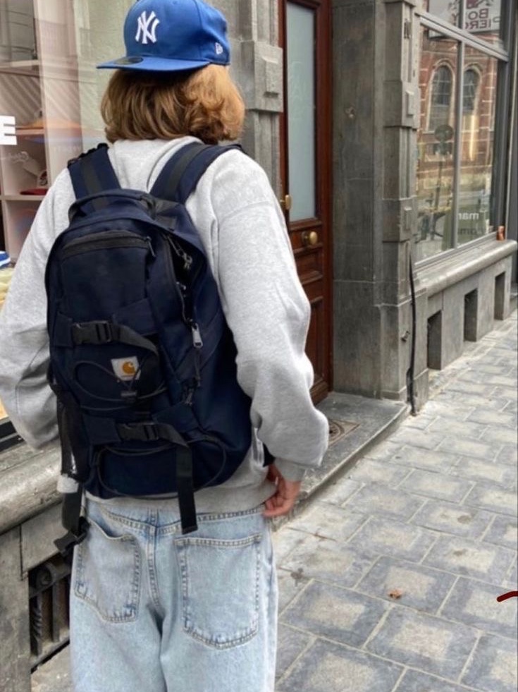 Supreme x The North Face Metallic Borealis Backpack Silver - 18SS, Supreme x The North Face Summit Series Outer Tape Seam Route Rocket Backpack Black - 21SS 착용 스타일 - 5