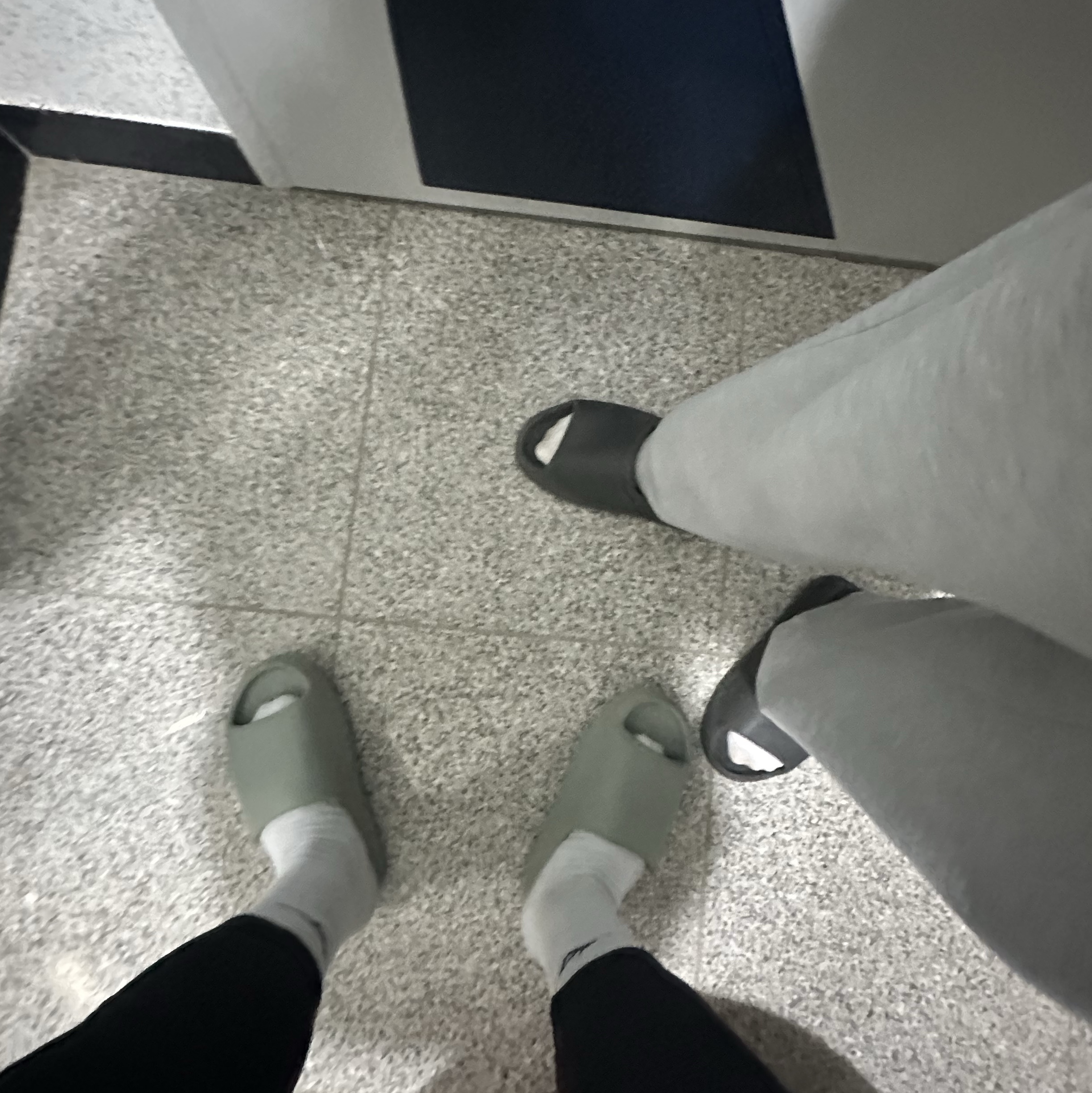 Adidas Yeezy Slide Salt, Adidas Yeezy Slide Dark Onyx 2024 착용 스타일
