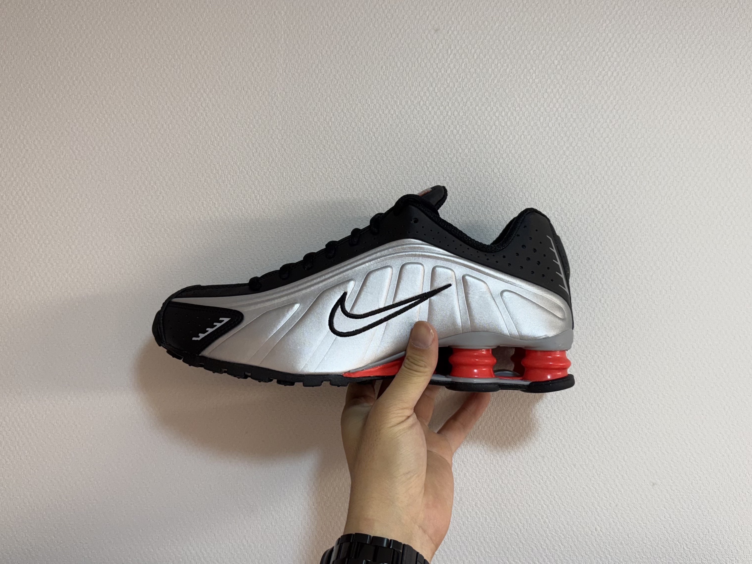 Nike Shox R4 Black and Metallic Silver 착용 스타일