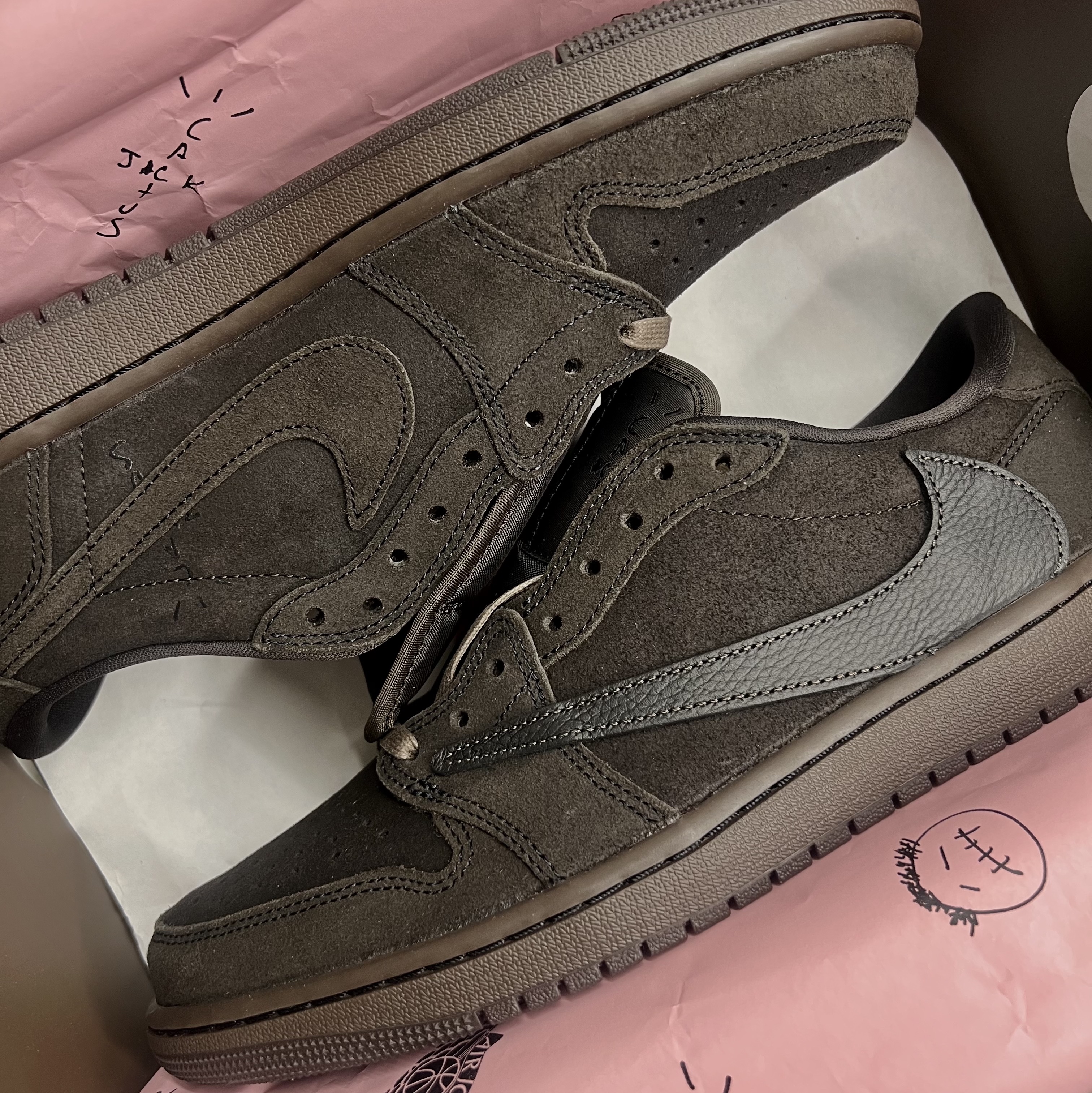 Jordan 1 x Travis Scott Retro Low OG SP Velvet Brown and Dark Mocha 착용 스타일