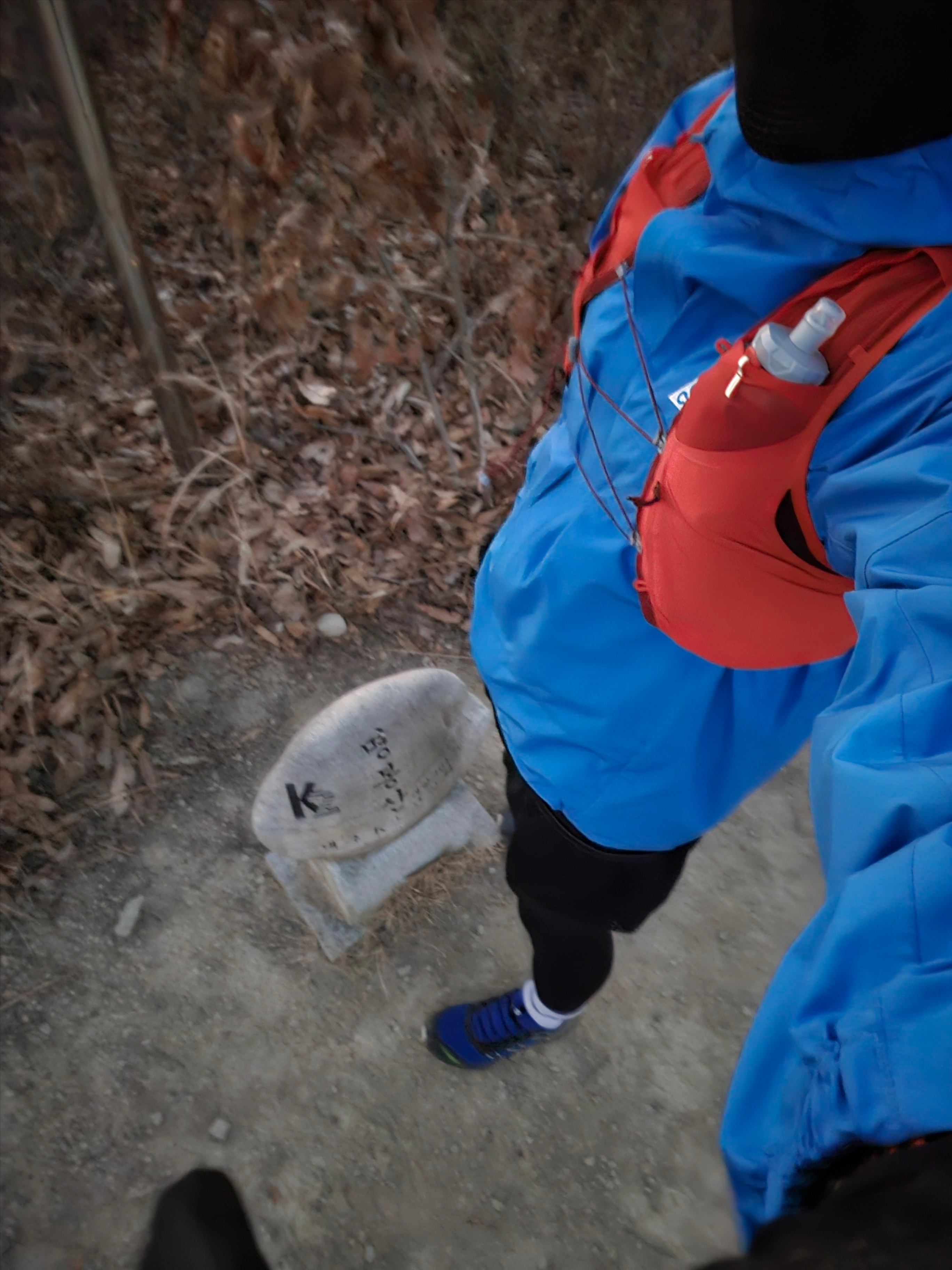 Nike ACG Storm-Fit ADV Cascade Rains Full Zip Jacket Light Photo Blue Summit White - Asia, Nike ACG Snowgrass Cargo Shorts Black - Asia 착용 스타일 - 2