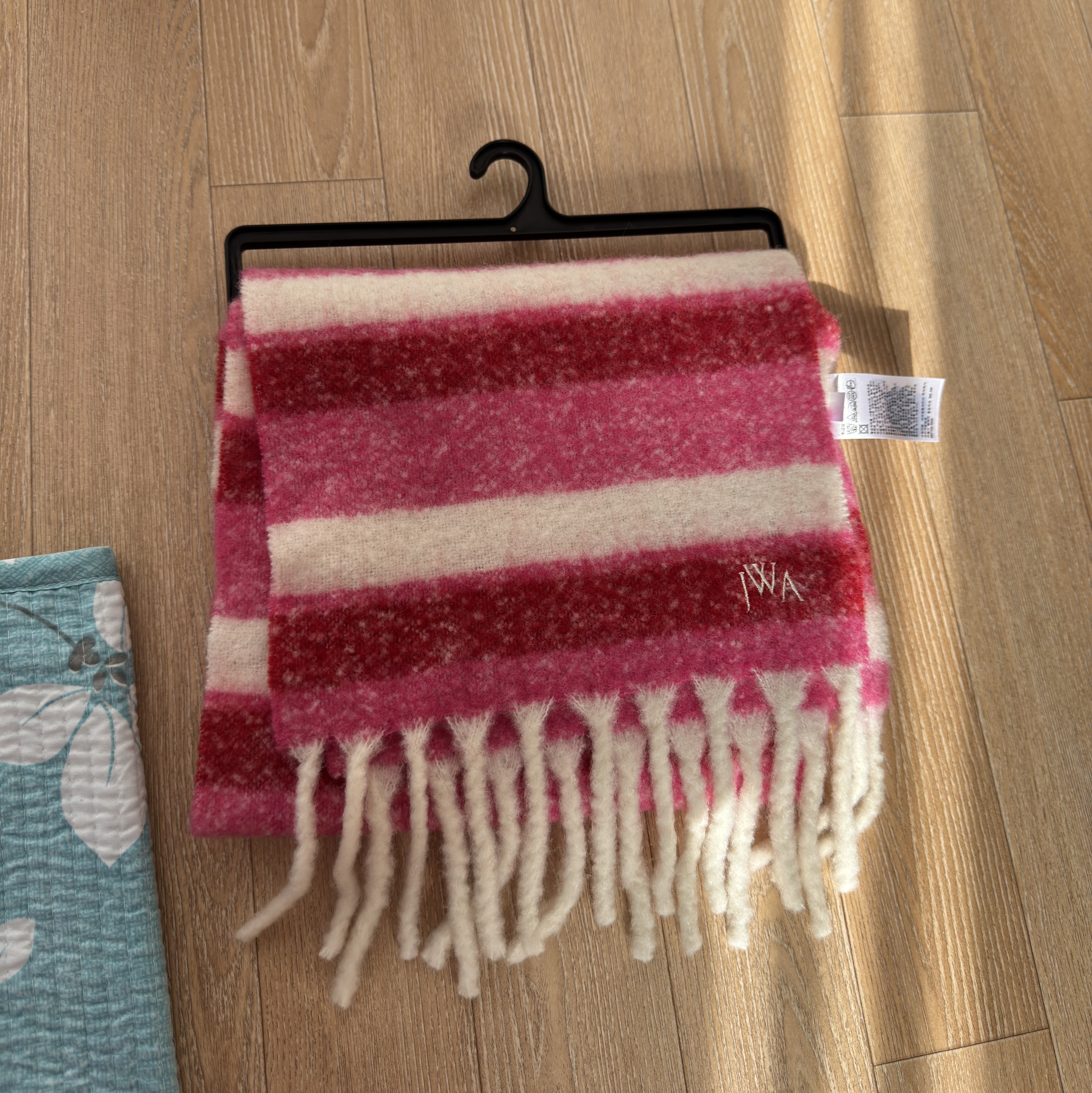 Uniqlo x JW Anderson Striped Chunky Scarf Pink 착용 스타일