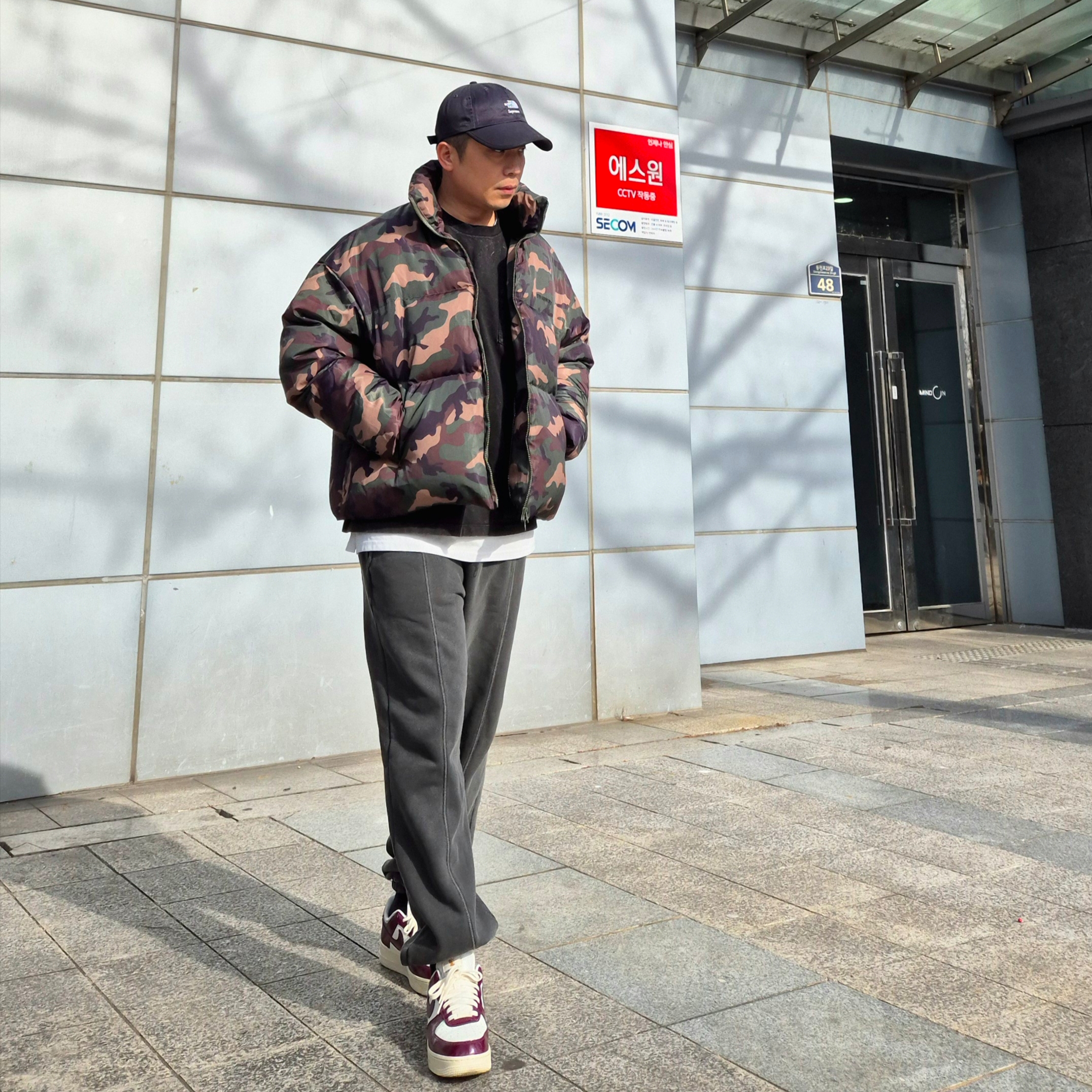 (W) Nike Air Force 1 Low Dark Beetroot, Supreme x The North Face Split 6-Panel Black - 24SS 착용 스타일 - 4