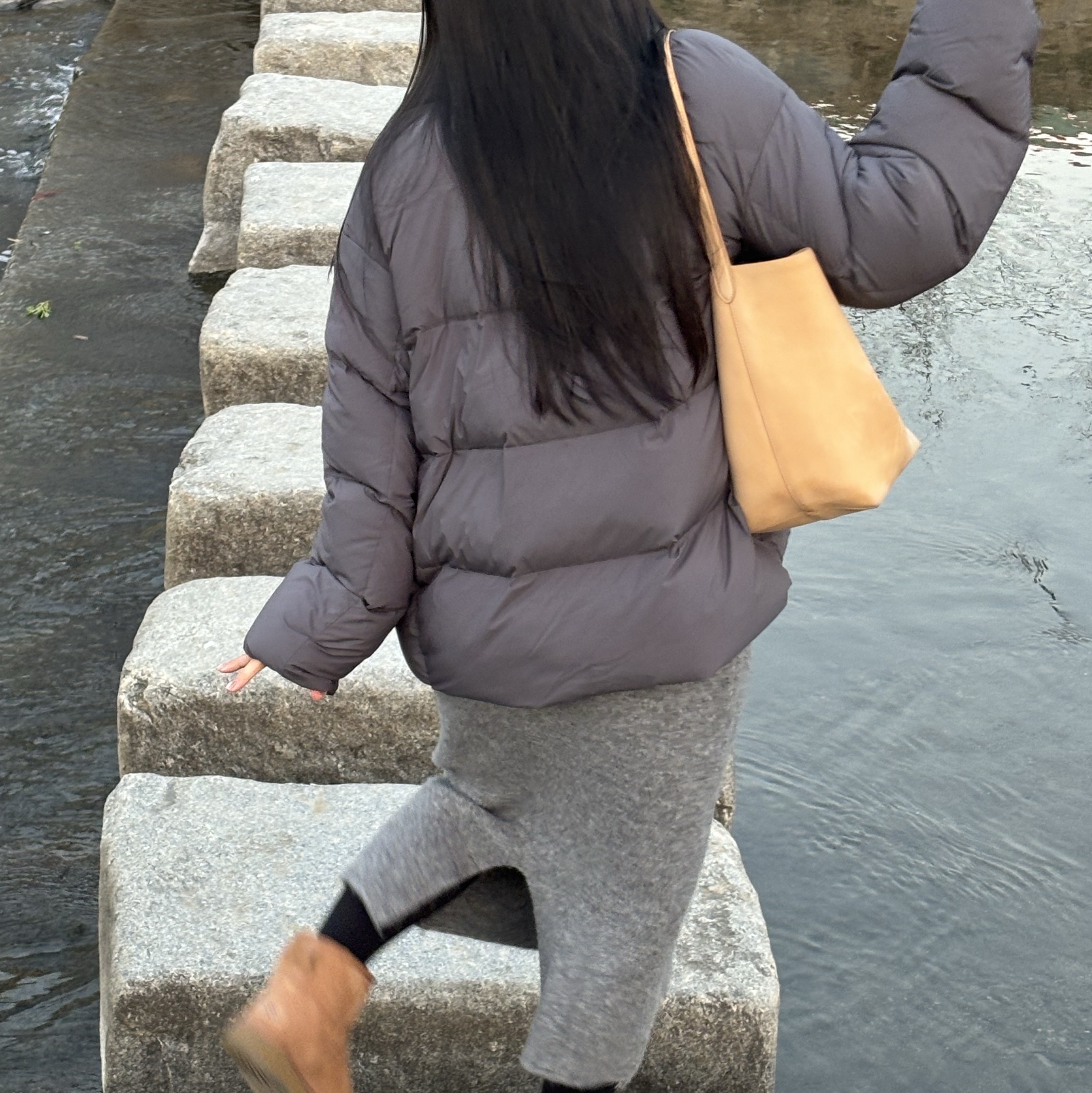 The Row Medium N/S Park Tote in Nubuck Leather Tundra 착용 스타일 - 1