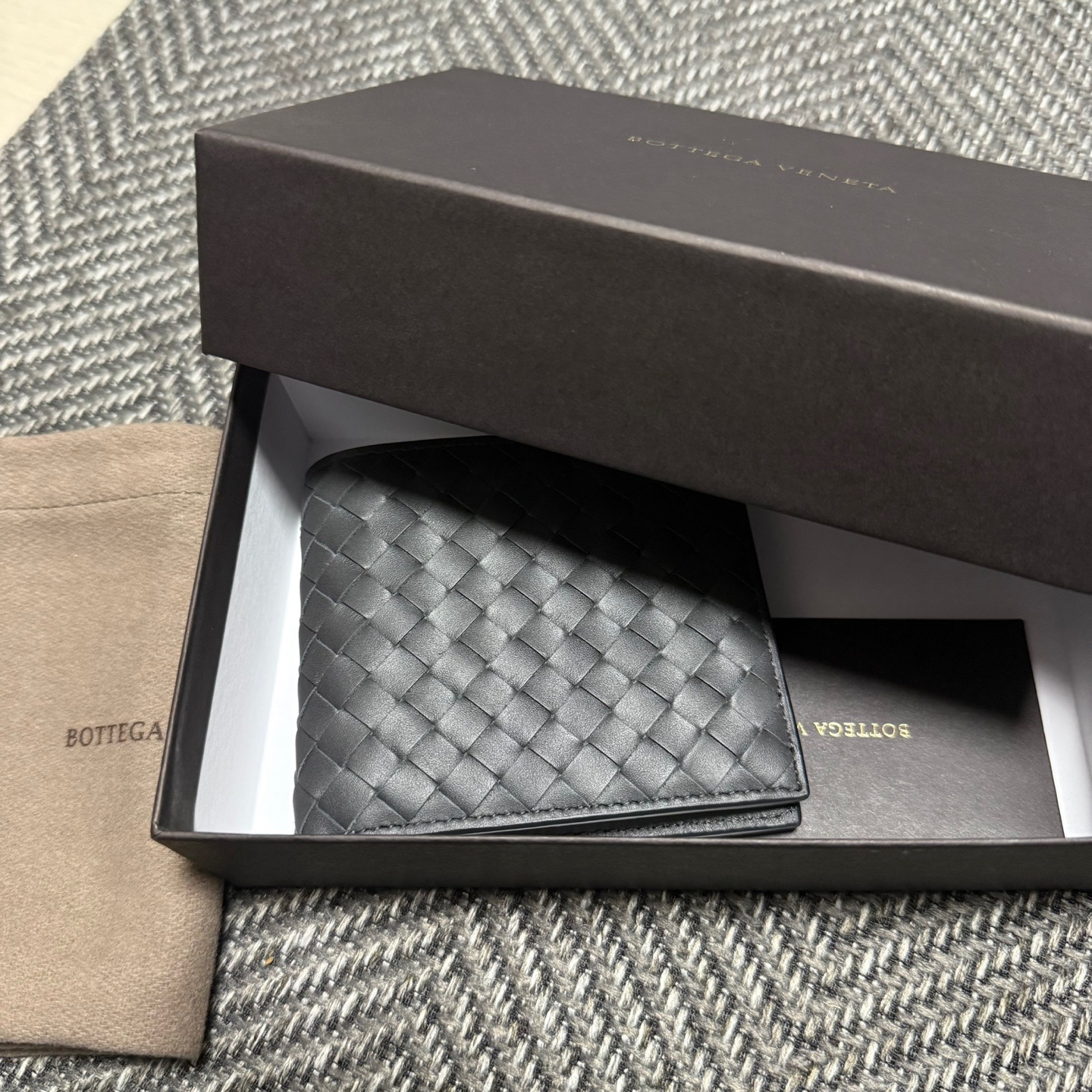 Bottega Veneta Bi-Fold Wallet Dark Grey 착용 스타일