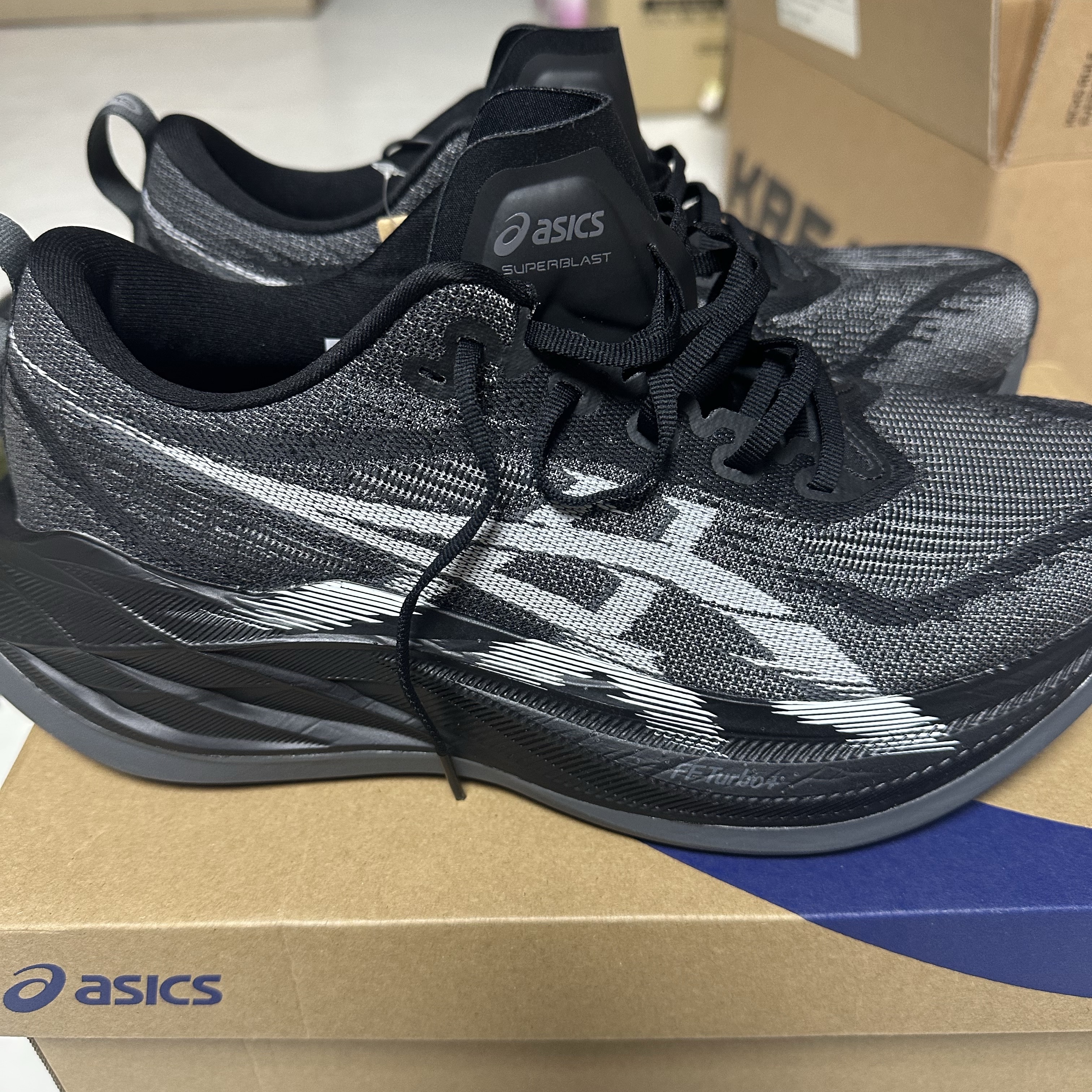 Asics Superblast 2 Black White 착용 스타일