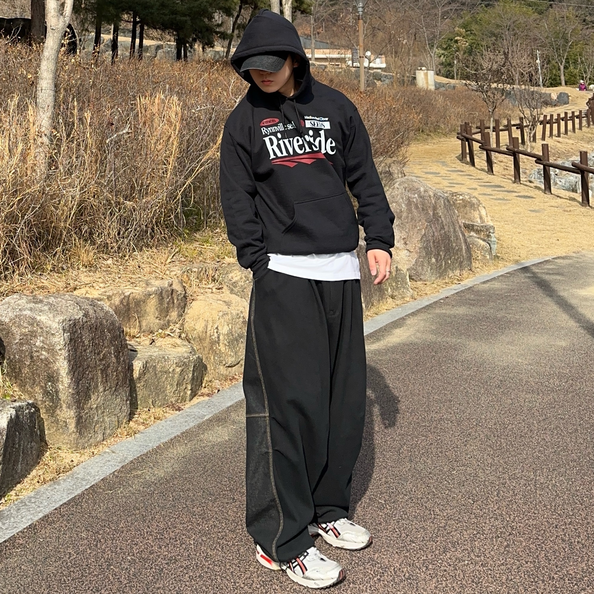 Gildan X EMEM Riverside Hoodie Black 착용 스타일 - 7