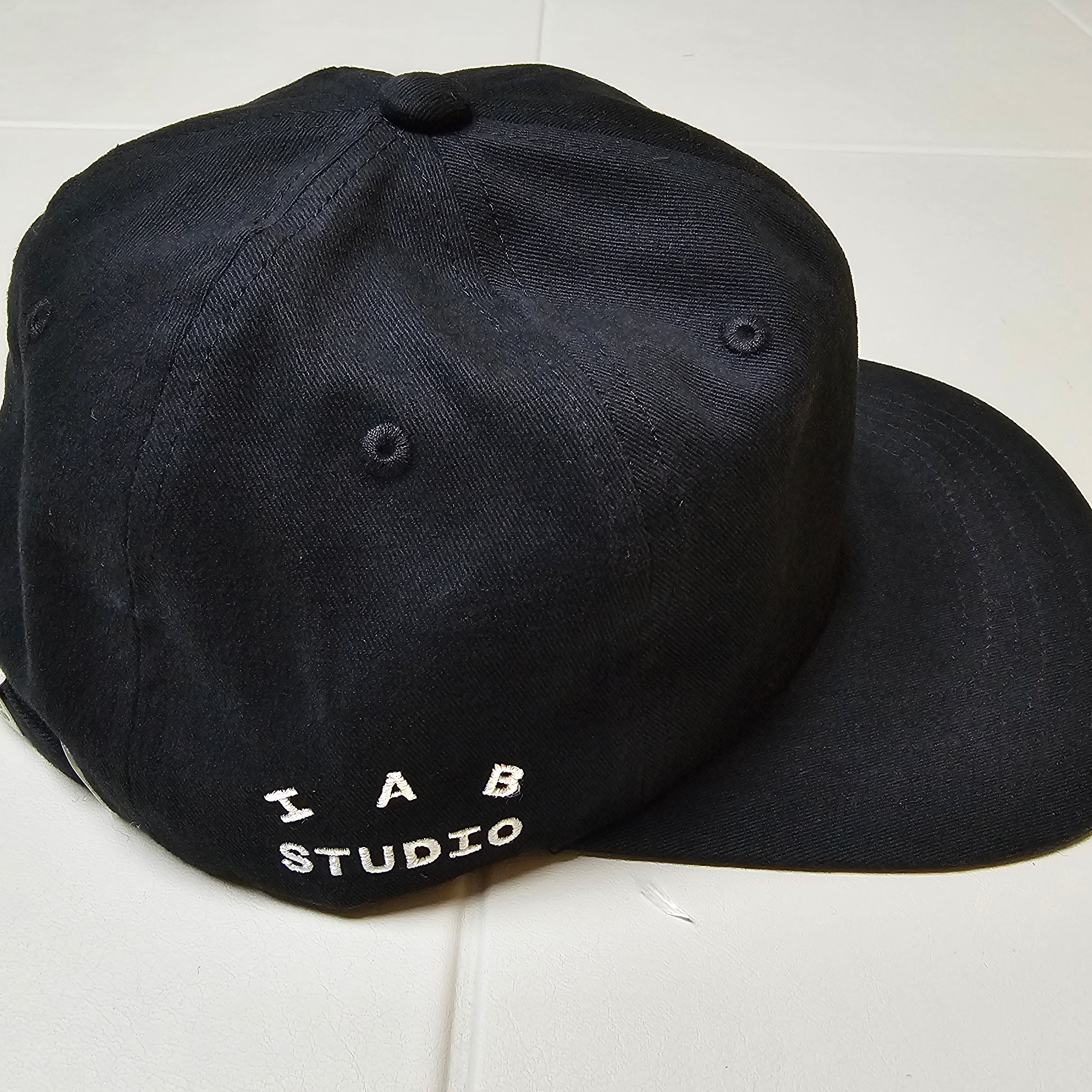 IAB Studio Cap Black White 착용 스타일 - 1