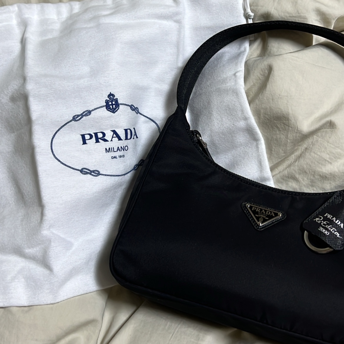 Prada Re-Edition 2000 Re-Nylon Mini Shoulder Bag Black 착용 스타일