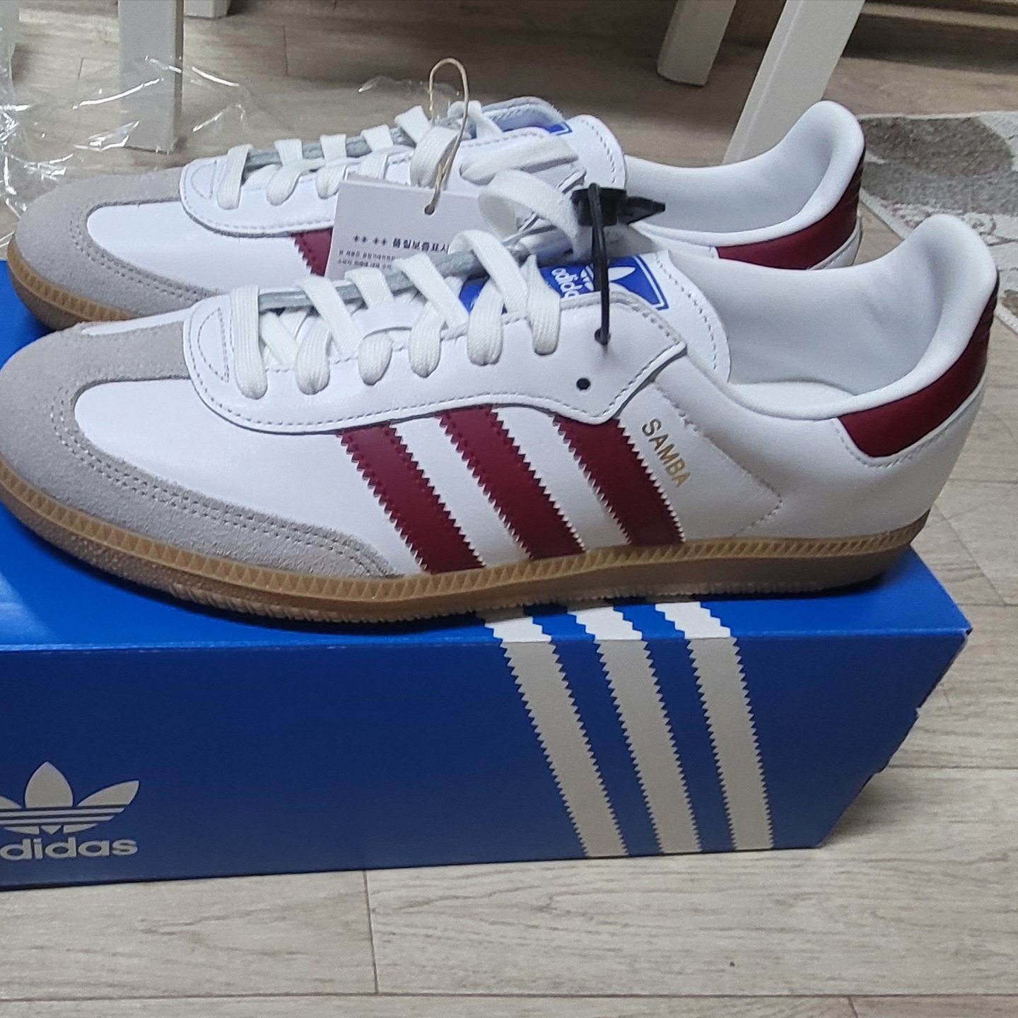 Adidas Samba OG Cloud White Collegiate Burgundy 착용 스타일 - 1