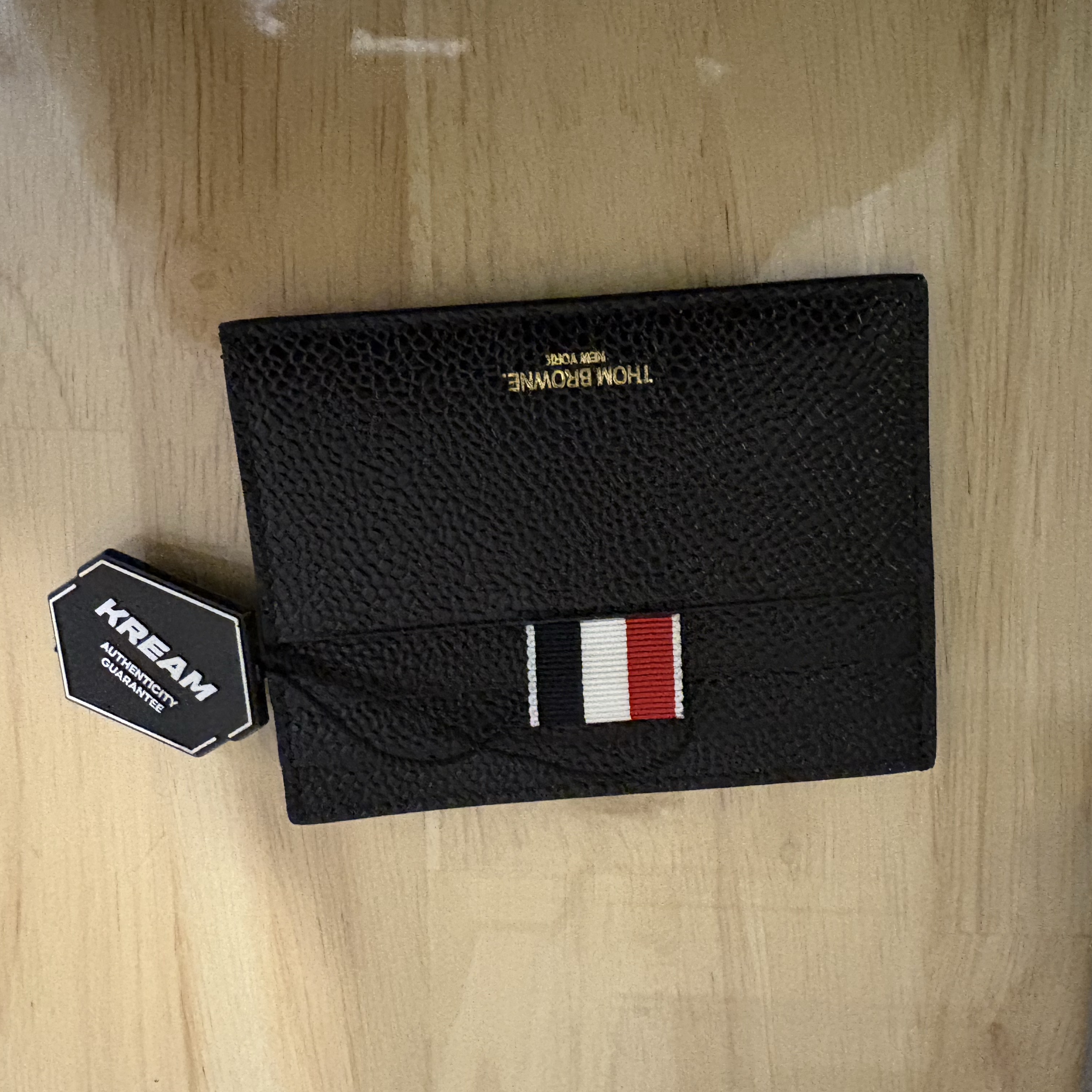 Thom Browne Pebble Grain Leather Stripe Note Compartment Card Holder Black 착용 스타일