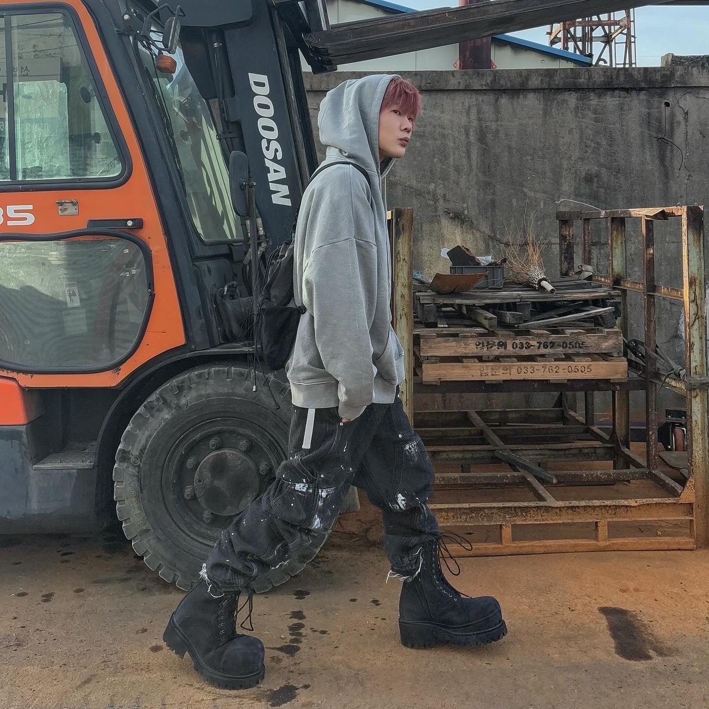 Wapworks Work Double Knee Carpenter Pants, Balenciaga Stomper Bootie Black 착용 스타일 - 1