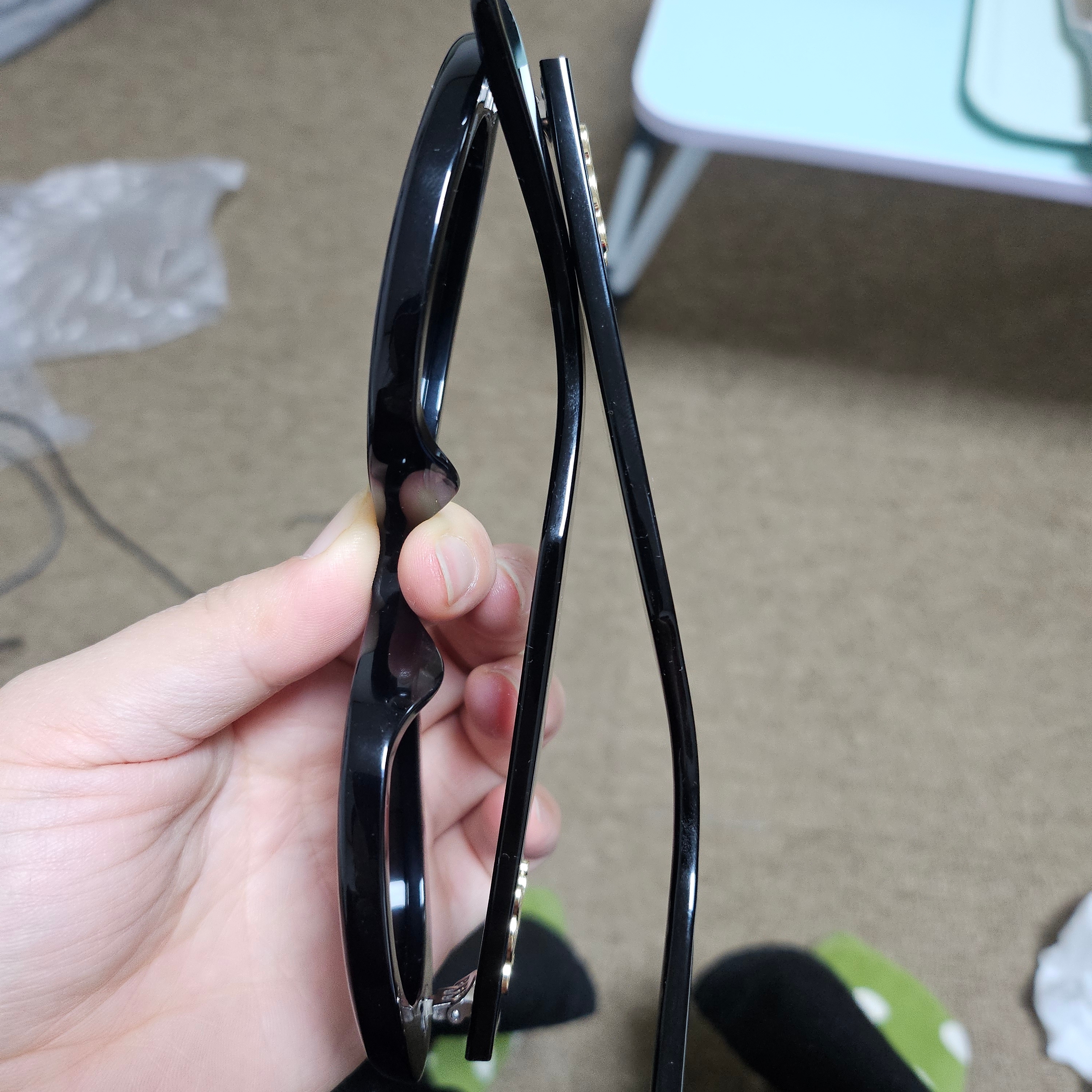 (W) Celine Triomphe 01 Sunglasses in Acetate Black 착용 스타일 - 1