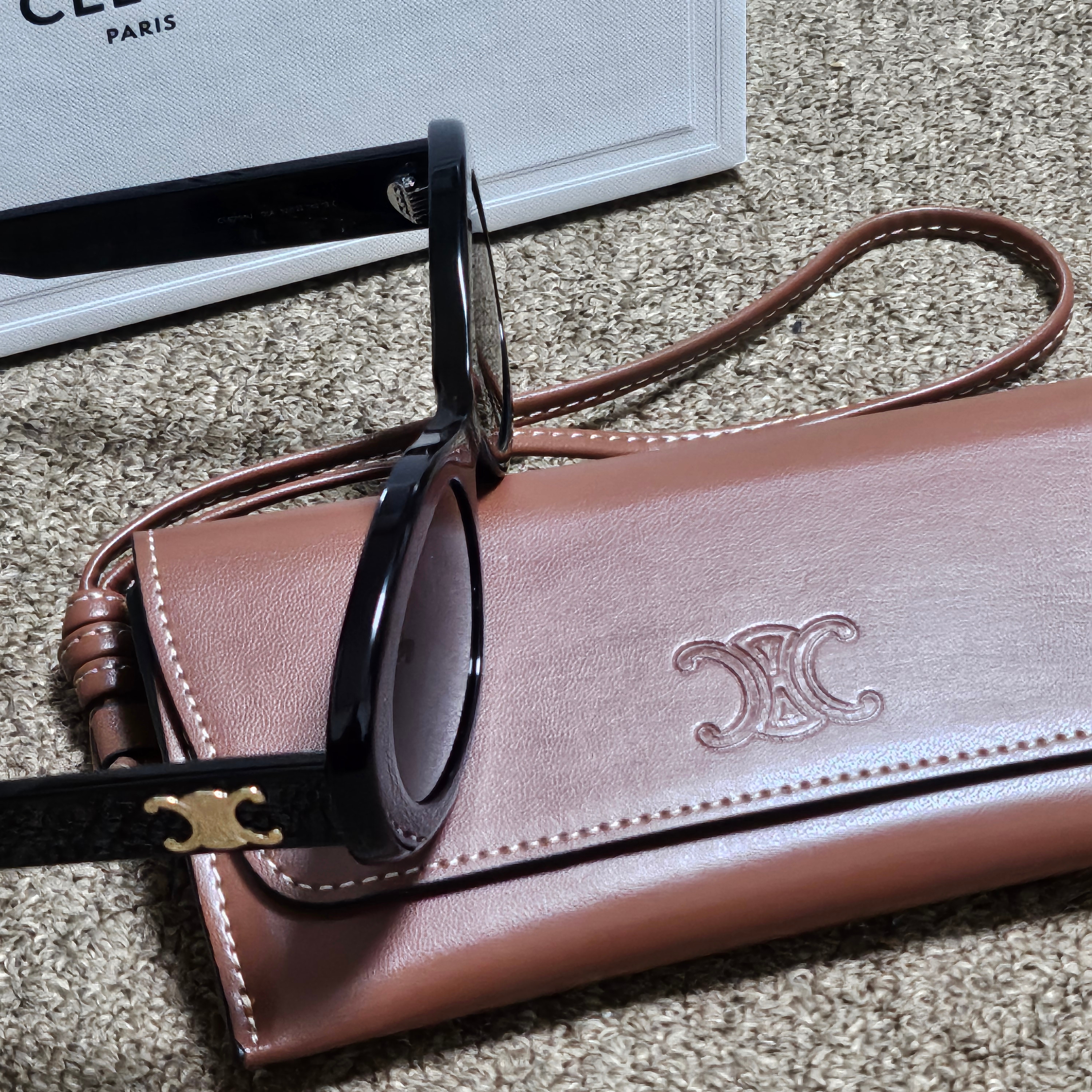 (W) Celine Triomphe 01 Sunglasses in Acetate Black 착용 스타일 - 2