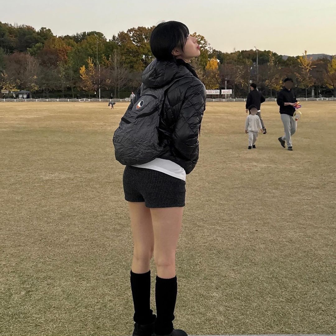 Ticket To The Moon Mini Backpack 15L Dark Grey 착용 스타일 - 2