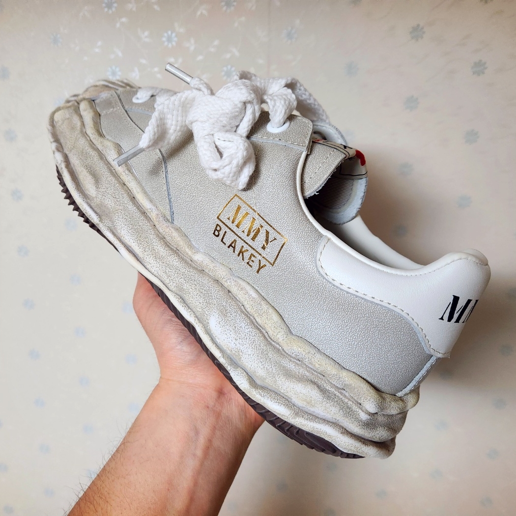 Maison Mihara Yasuhiro Blakey VL OG Sole Leather Low-top Sneakers White 착용 스타일 - 2