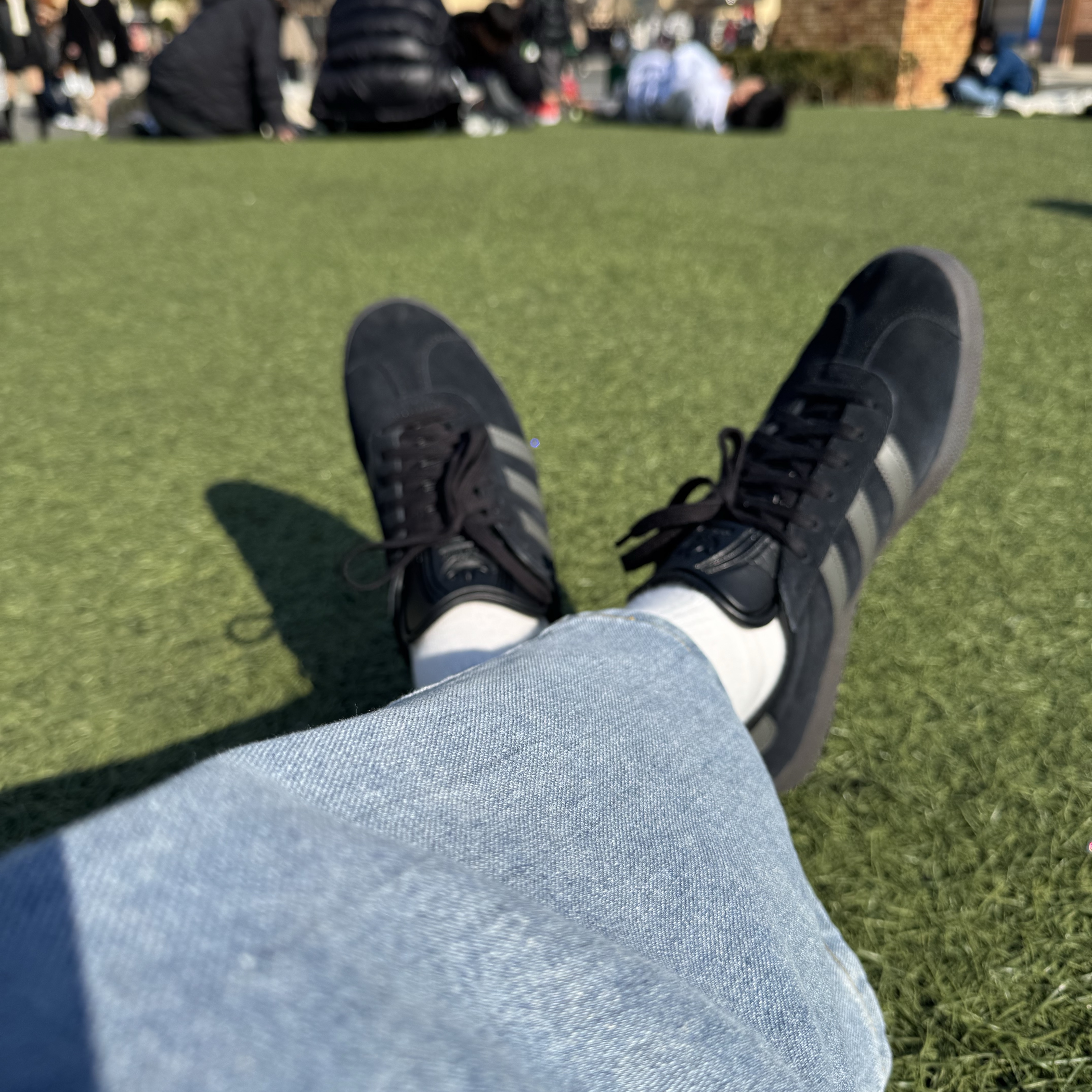 Adidas Gazelle Core Black Gold Metallic Gum 착용 스타일