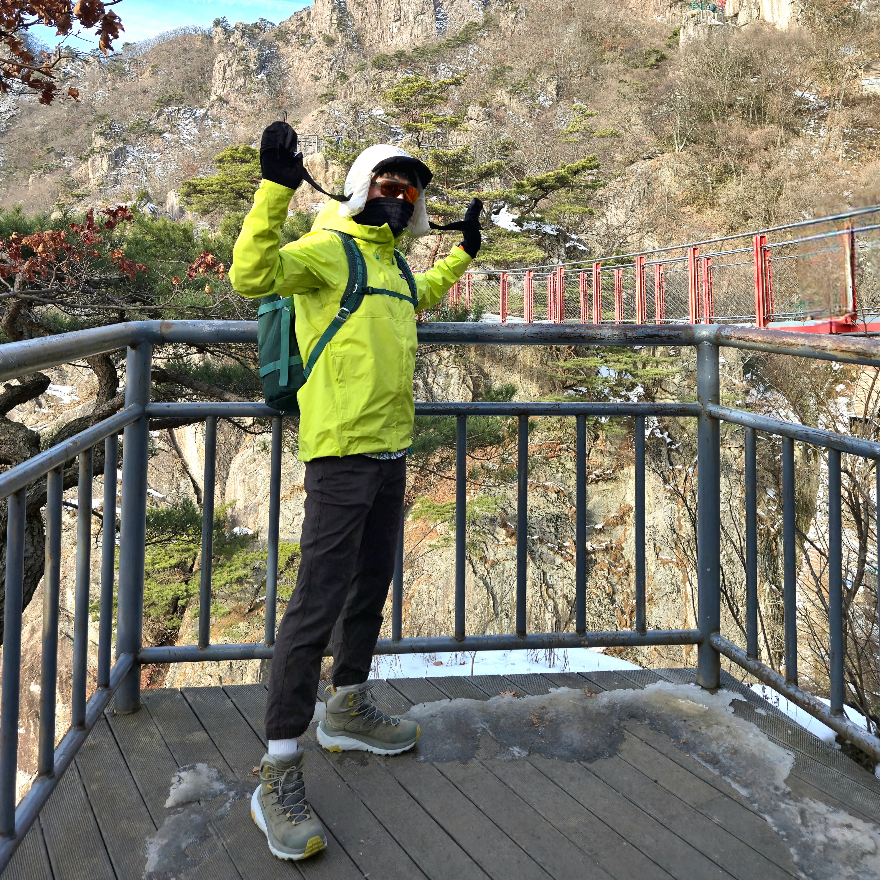 Allincomplete Panda Padding Balaclava, Nike NRG ACG Dri-Fit UV Snowgrass Trail Shirt Light Bone - Asia 착용 스타일
