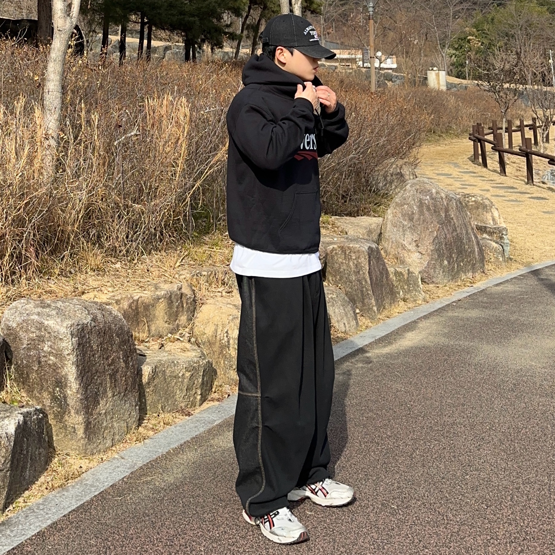 Gildan X EMEM Riverside Hoodie Black 착용 스타일 - 5