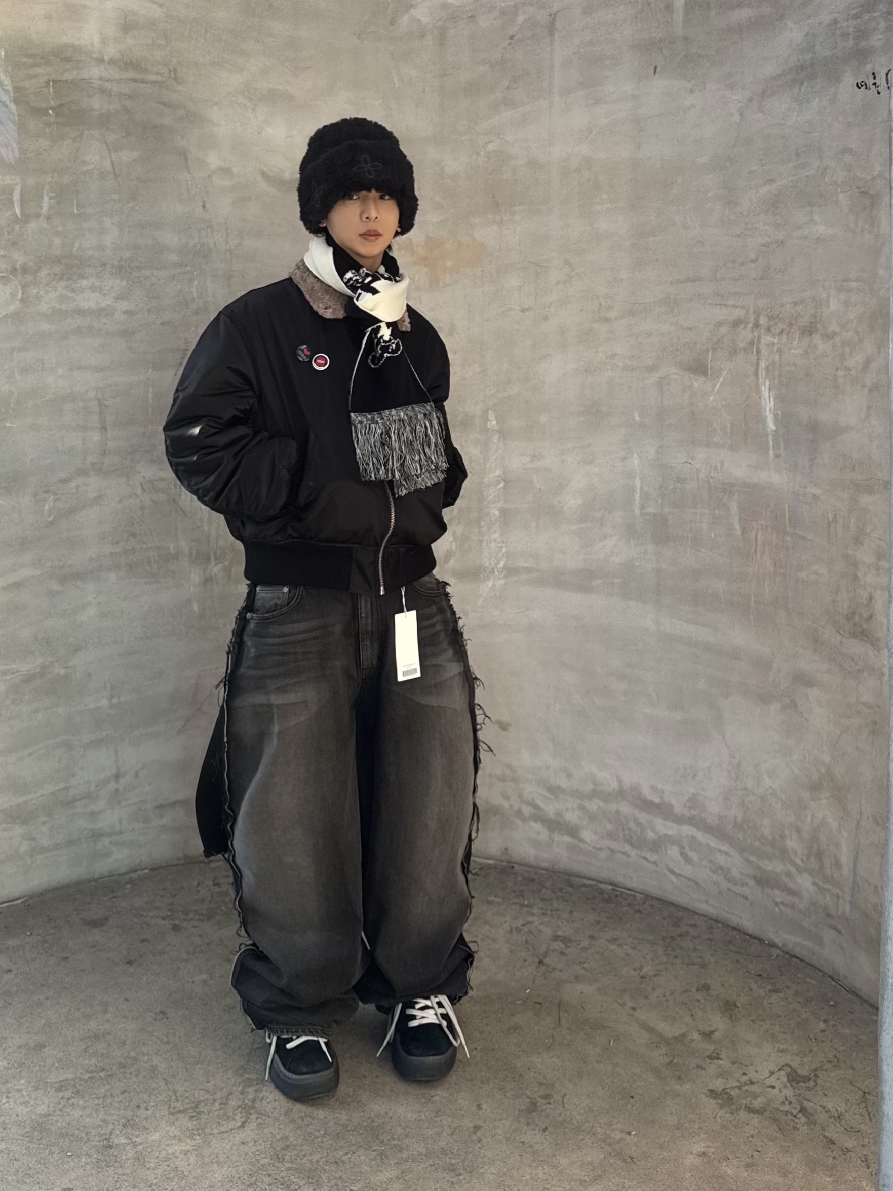 Project G/R Two Faced Denim Pants Black, ERL Vamp Skate Shoe Pirate Black 착용 스타일 - 1