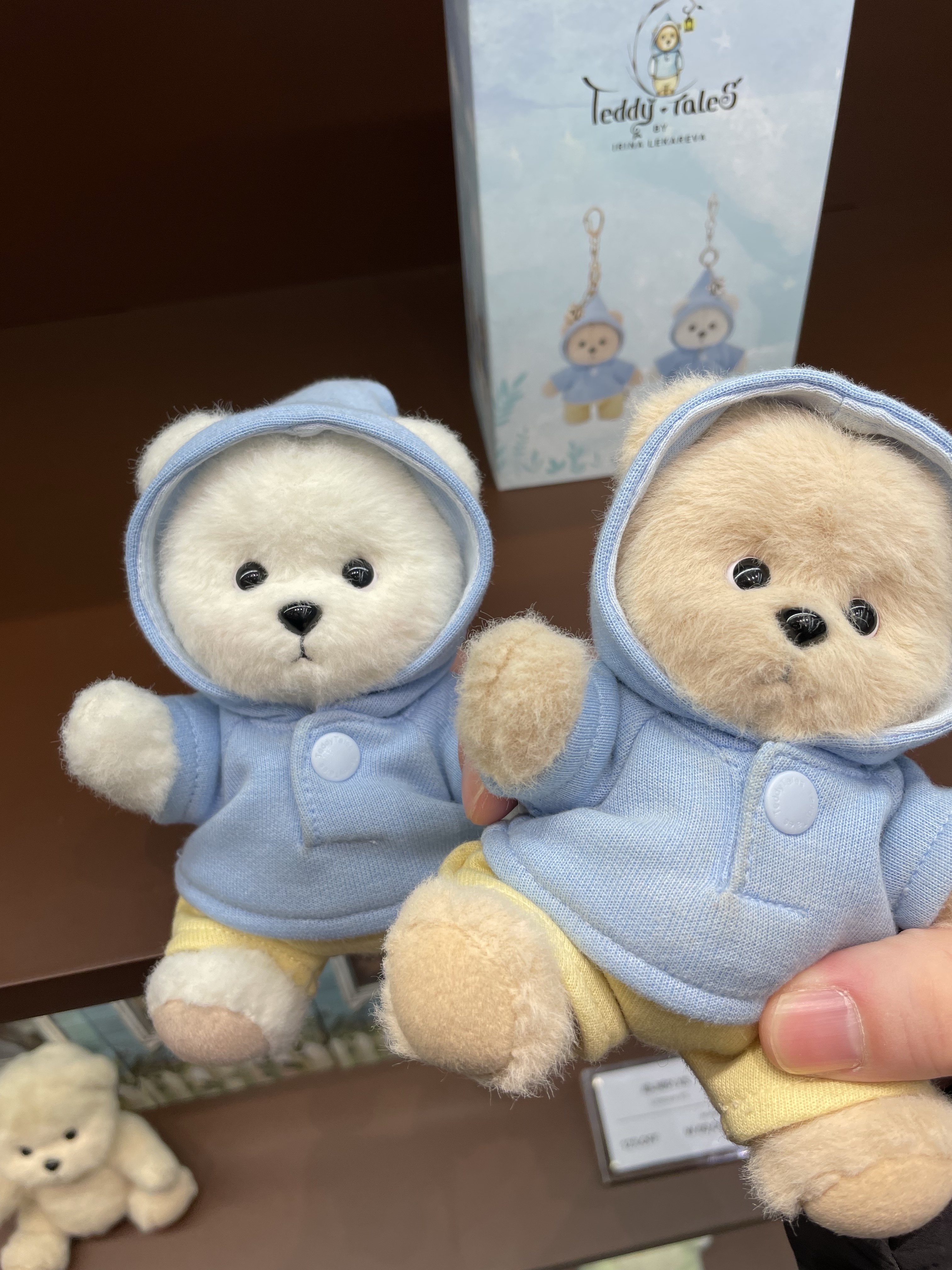 Teddy Tales Lina Bear Signature Keyring Milk Tea 착용 스타일