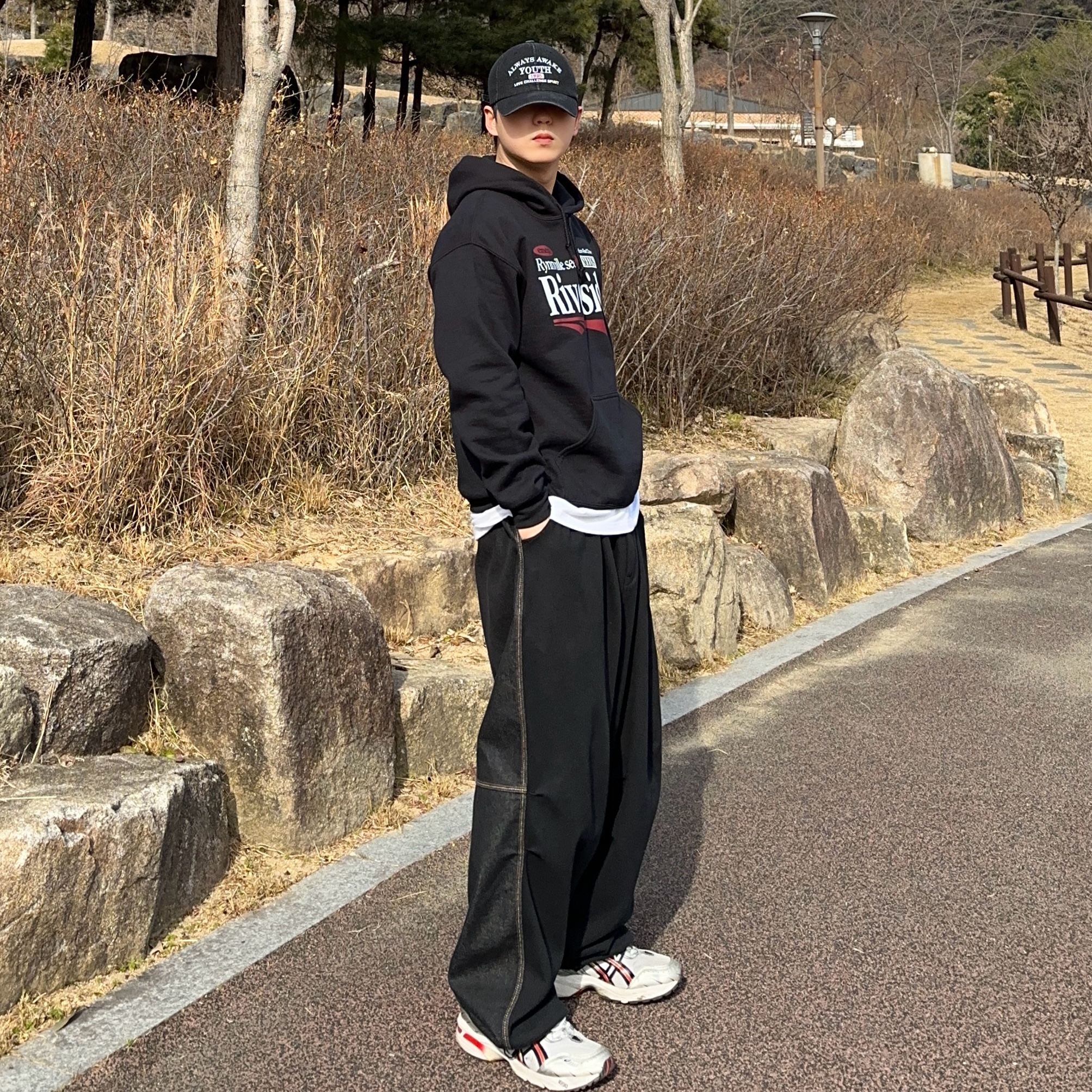 Gildan X EMEM Riverside Hoodie Black 착용 스타일 - 2