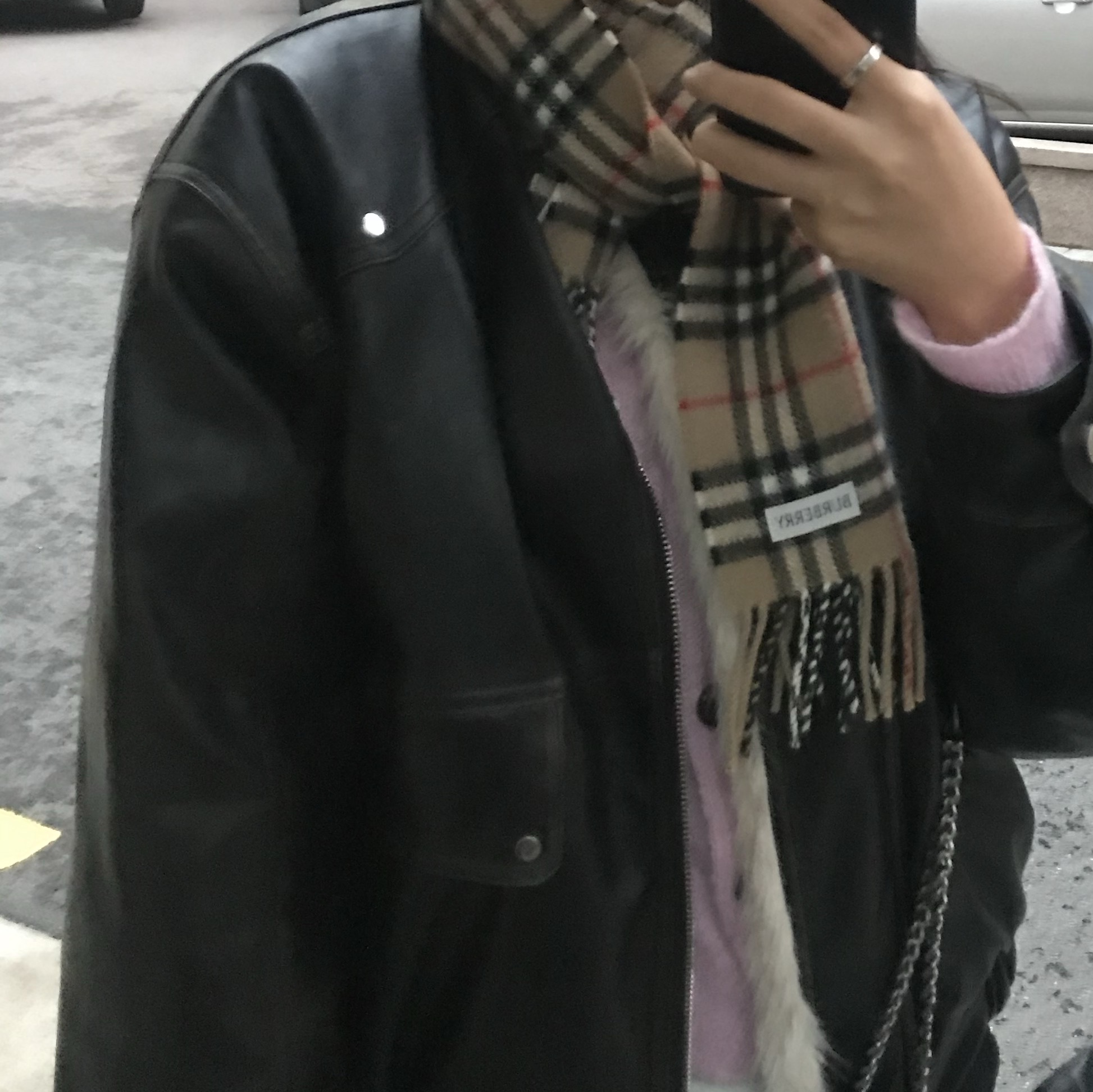 Burberry Classic Check Cashmere Muffler Archive Beige 착용 스타일