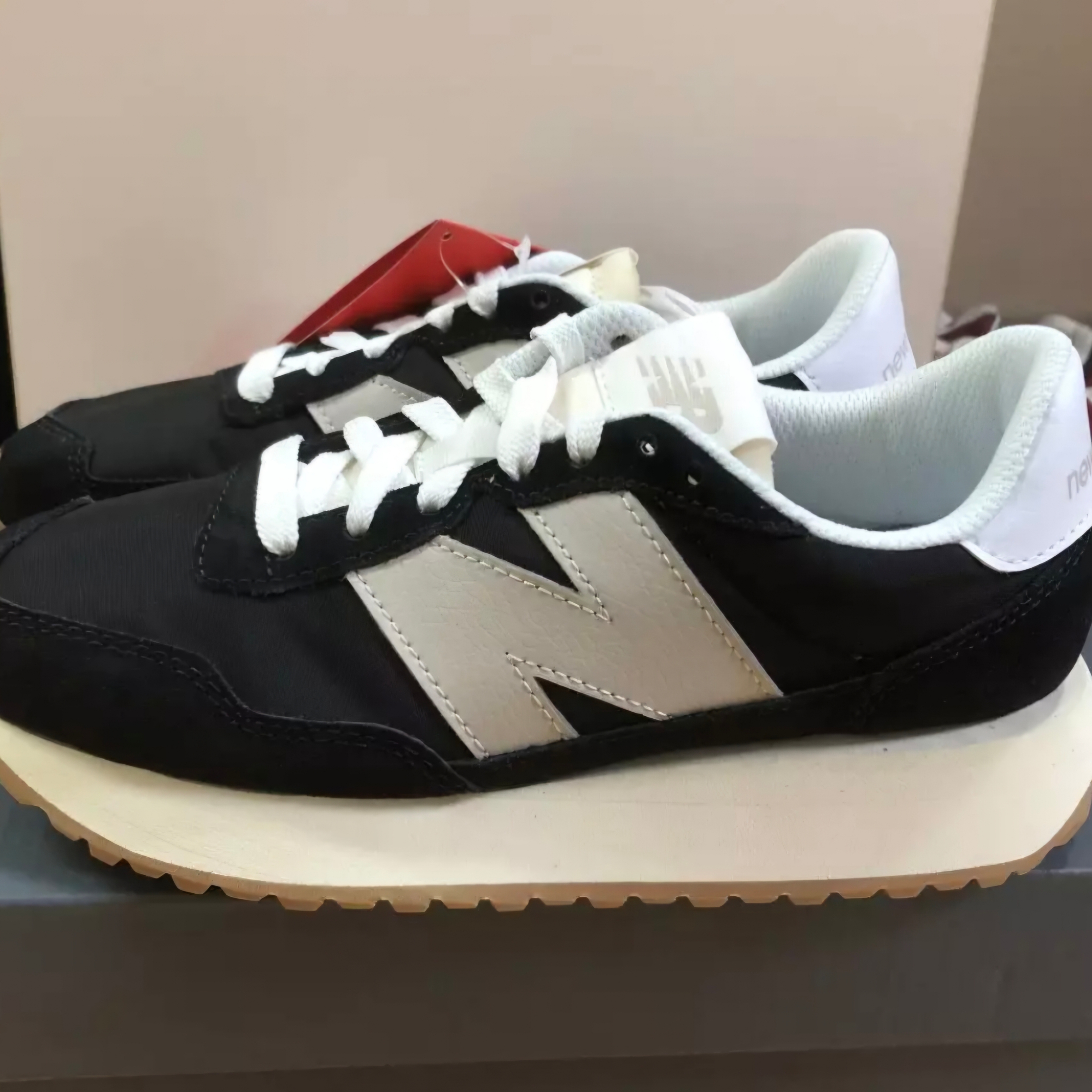 New Balance 237 Black Ivory 착용 스타일