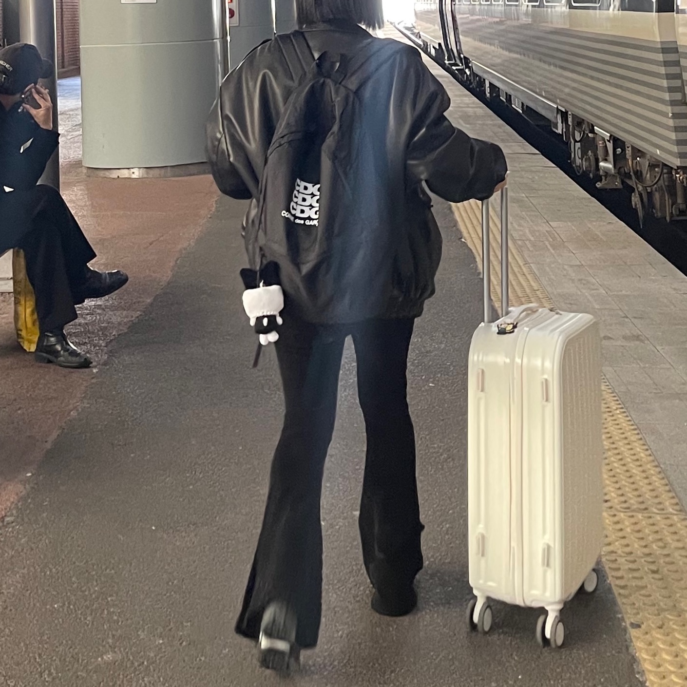 CDG Backpack Black 착용 스타일 - 1