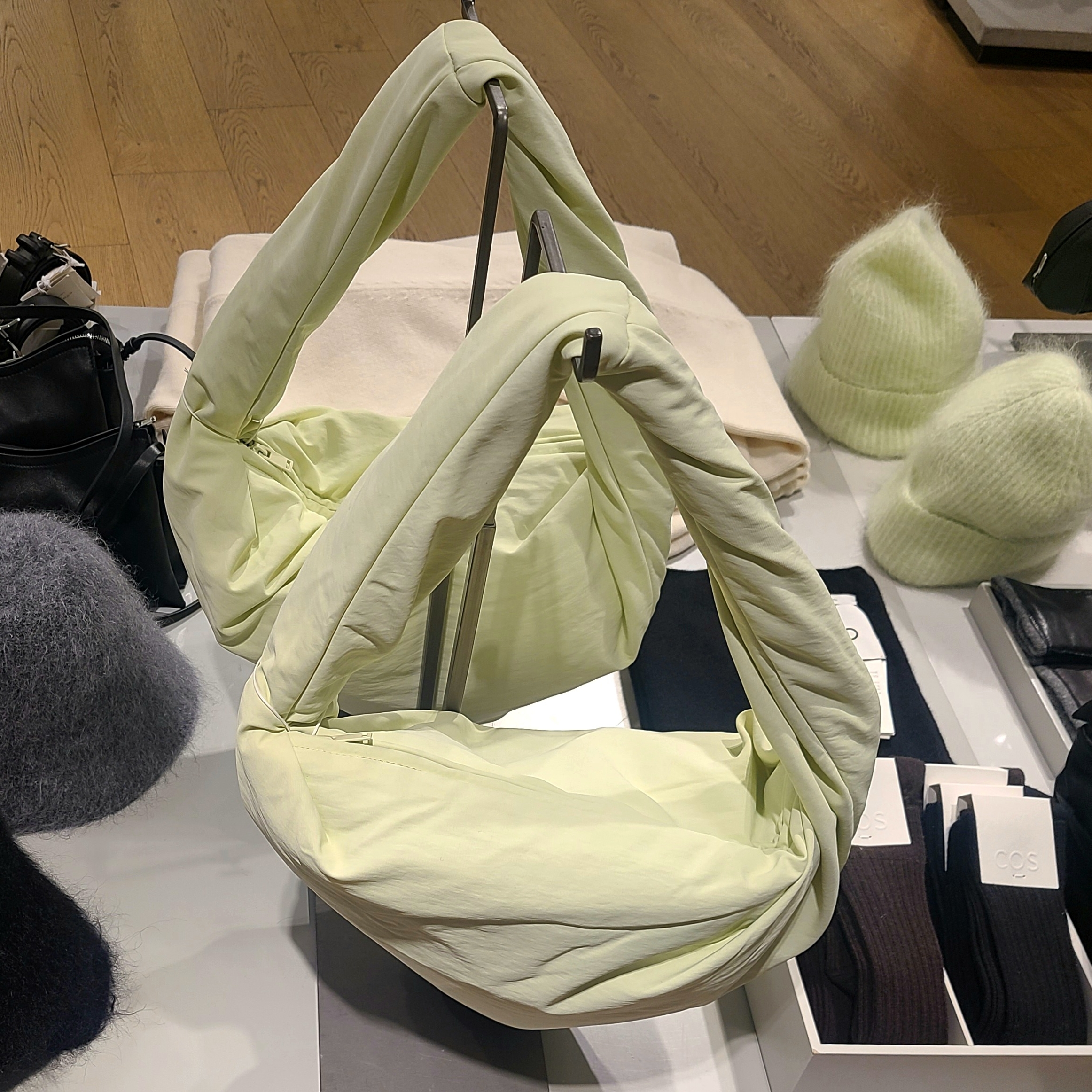COS Fringe Brushed Mohair Muffler Turquoise, COS Kite Nylon Shoulder Bag Light Green 착용 스타일 - 3