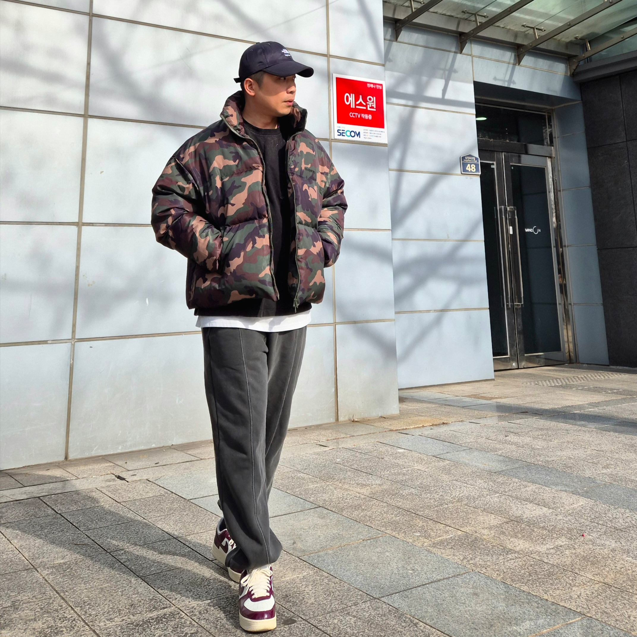 (W) Nike Air Force 1 Low Dark Beetroot, Supreme x The North Face Split 6-Panel Black - 24SS 착용 스타일 - 3