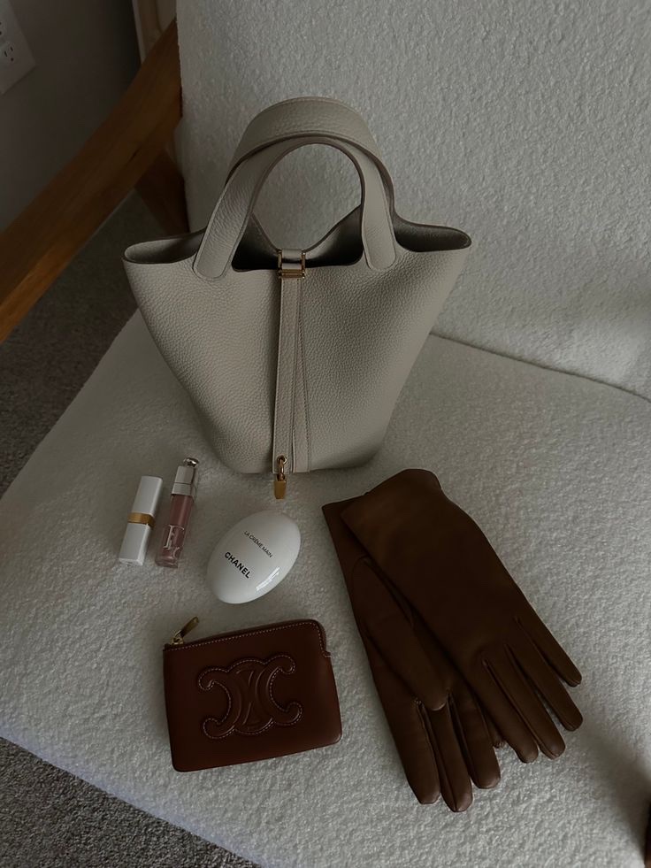 Hermes Picotin Lock 18 Bag Clemence & Gold Beton, Chanel Rouge Coco Baume 912 Dreamy White 착용 스타일 - 1